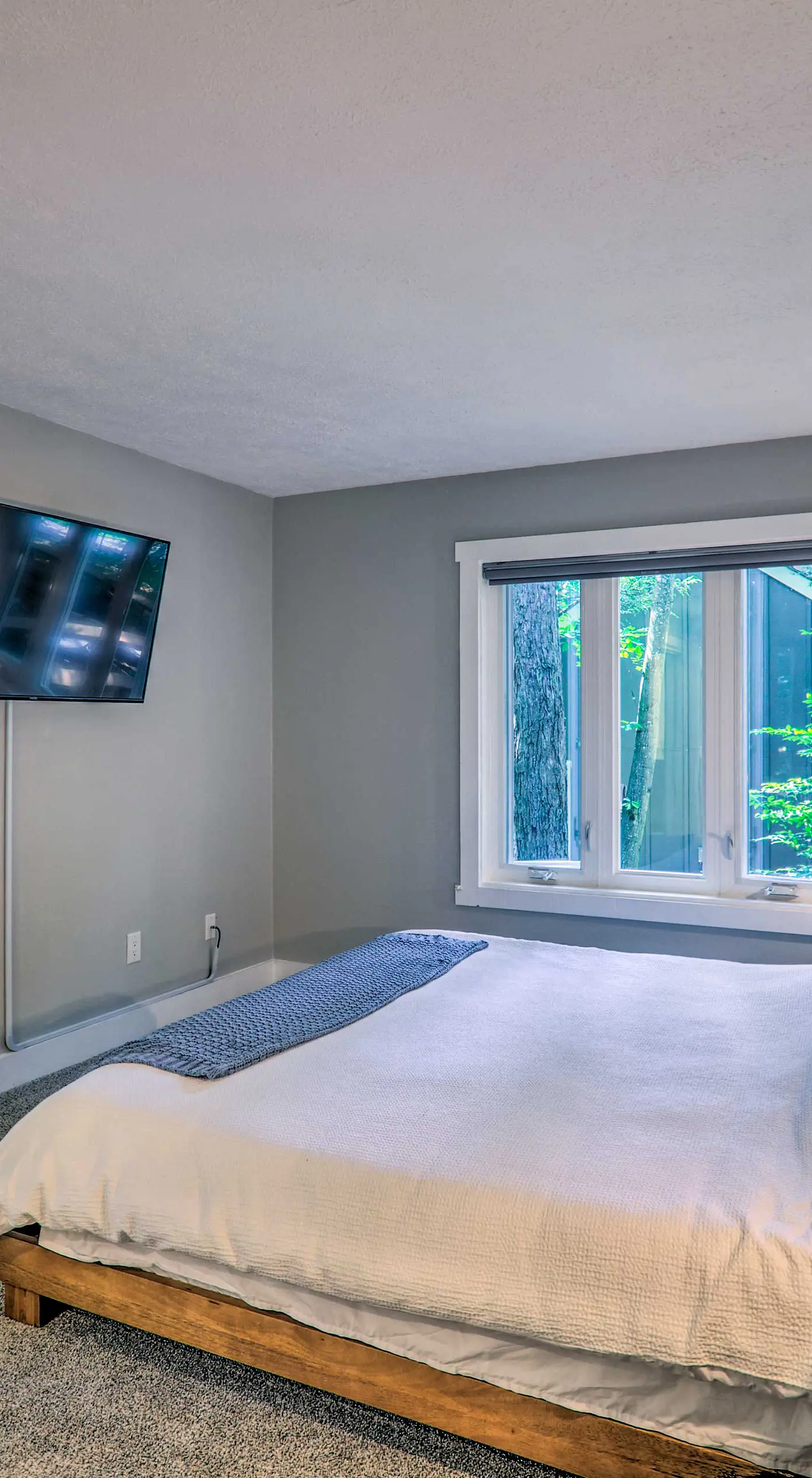 Unwind Fireside & Walk to Slopes! Poconos Getaway