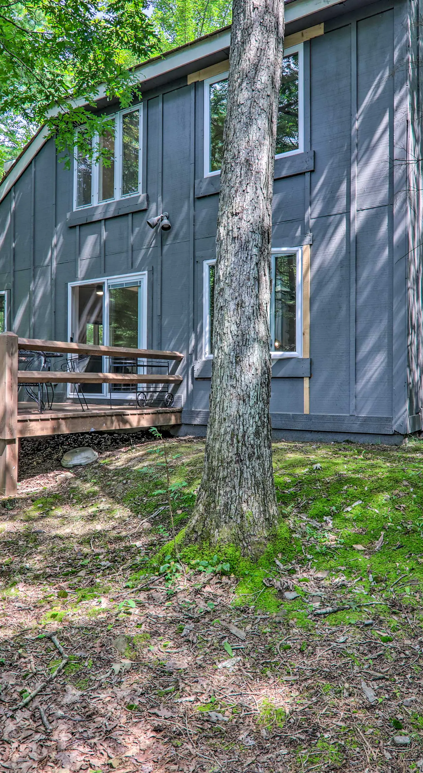 Unwind Fireside & Walk to Slopes! Poconos Getaway