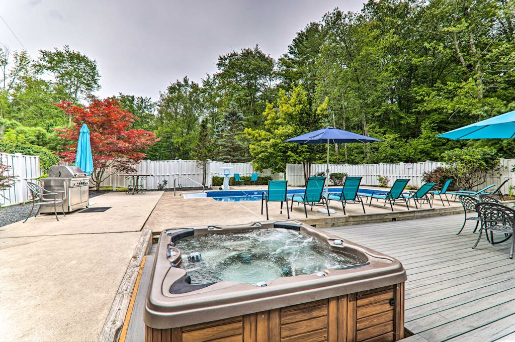 Game Room! Poconos Paradise 10 Mi to Ski Slopes | 5 Bed Saw Creek