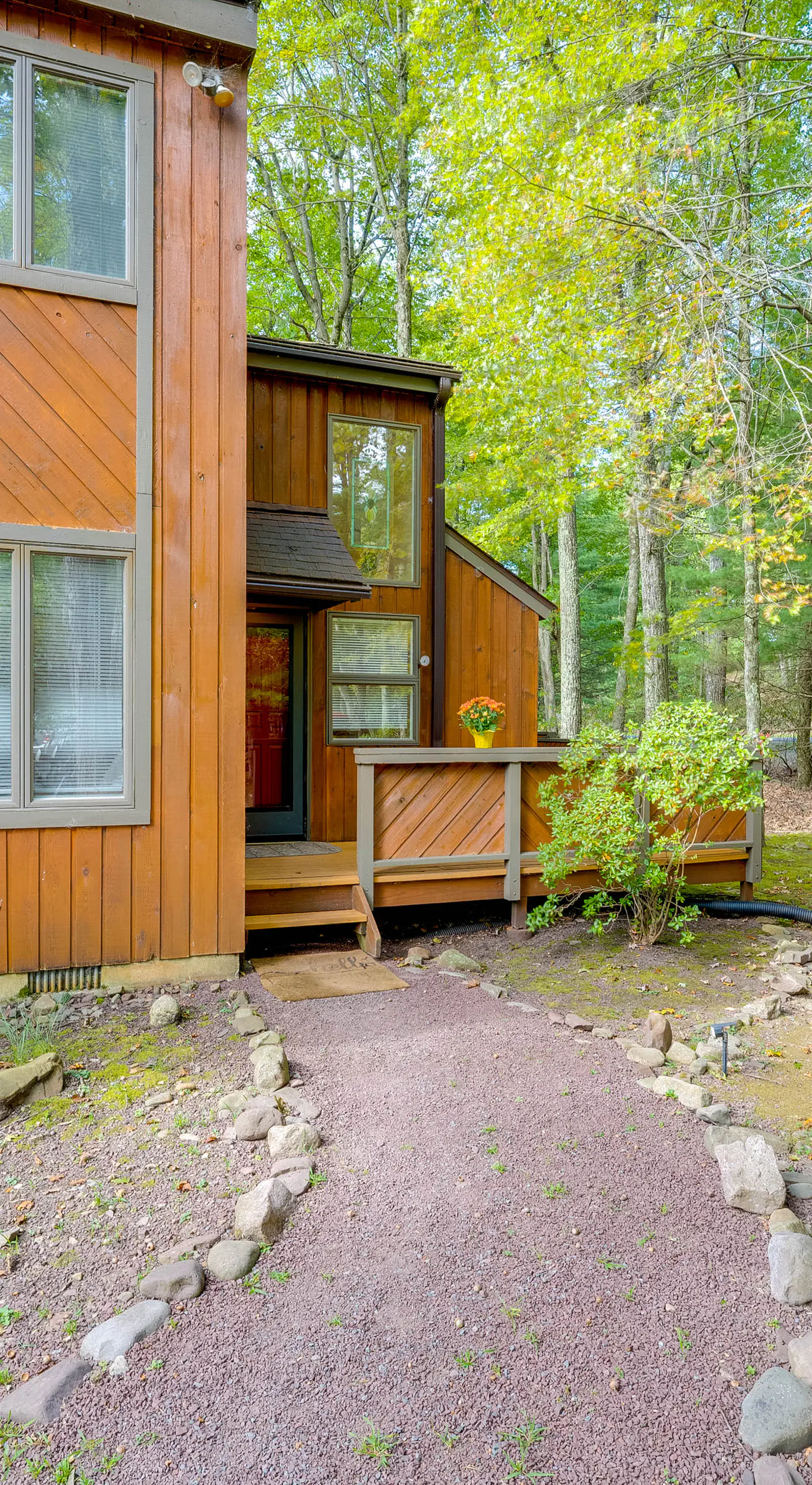 Near Skiing & Lakes: Contemporary Poconos Townhome