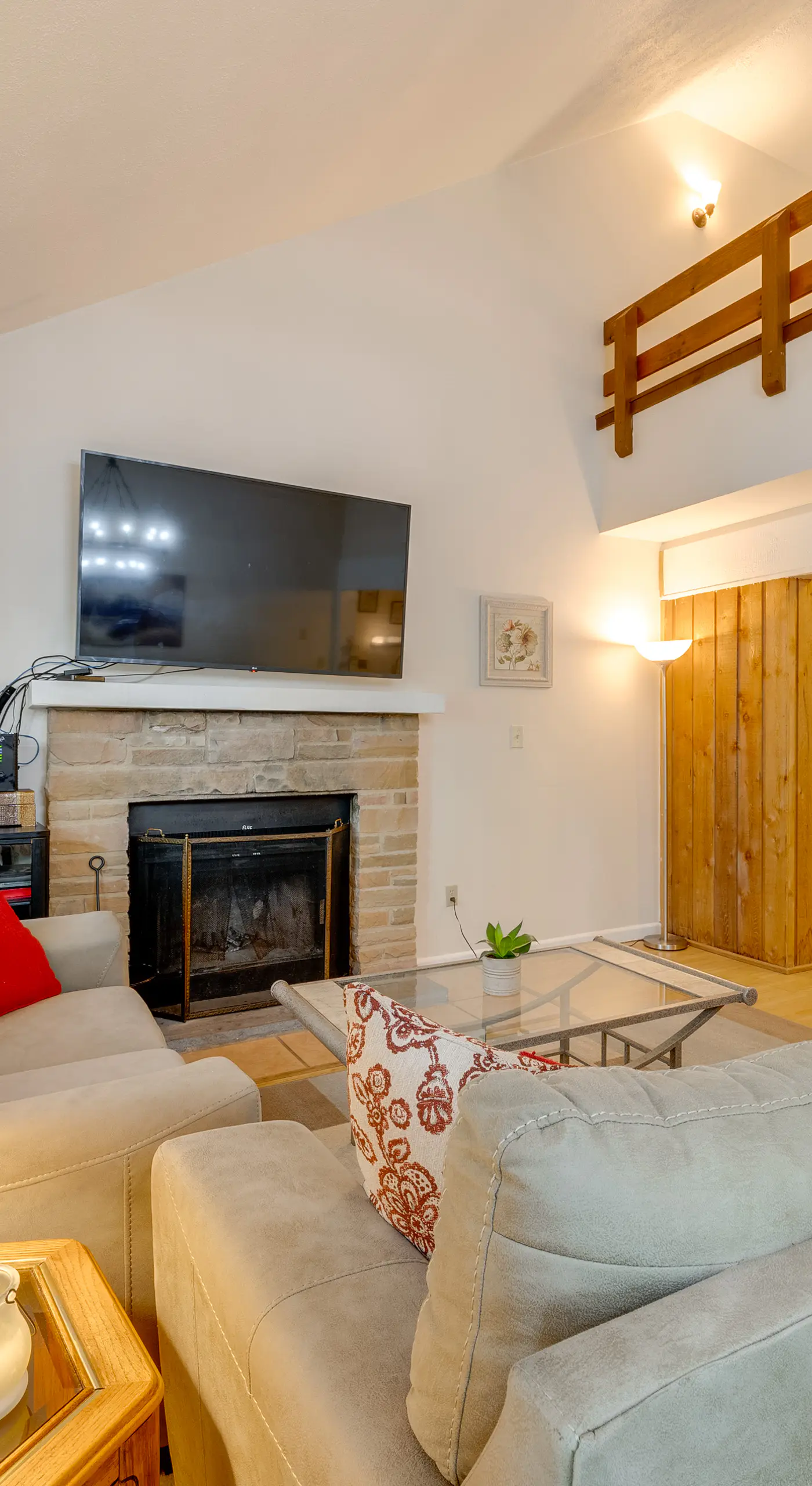 Near Skiing & Lakes: Contemporary Poconos Townhome