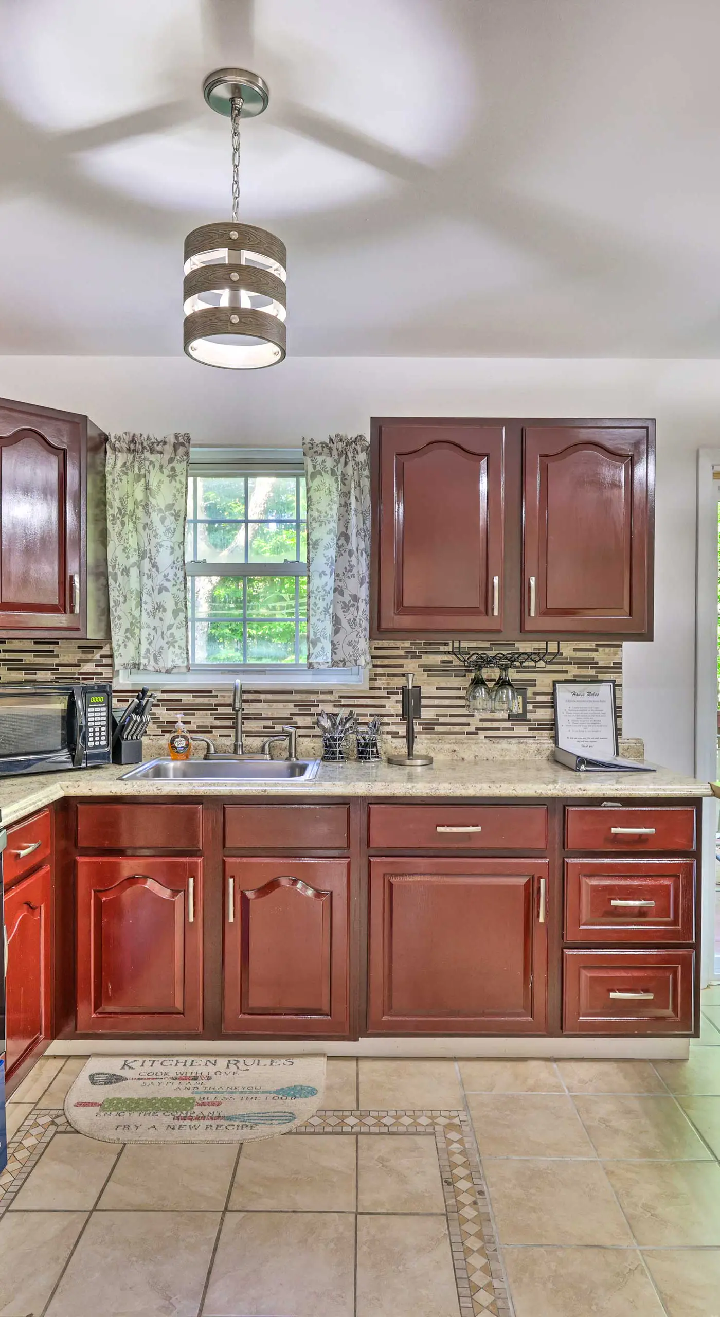 Deck & Backyard: Tobyhanna Family Home