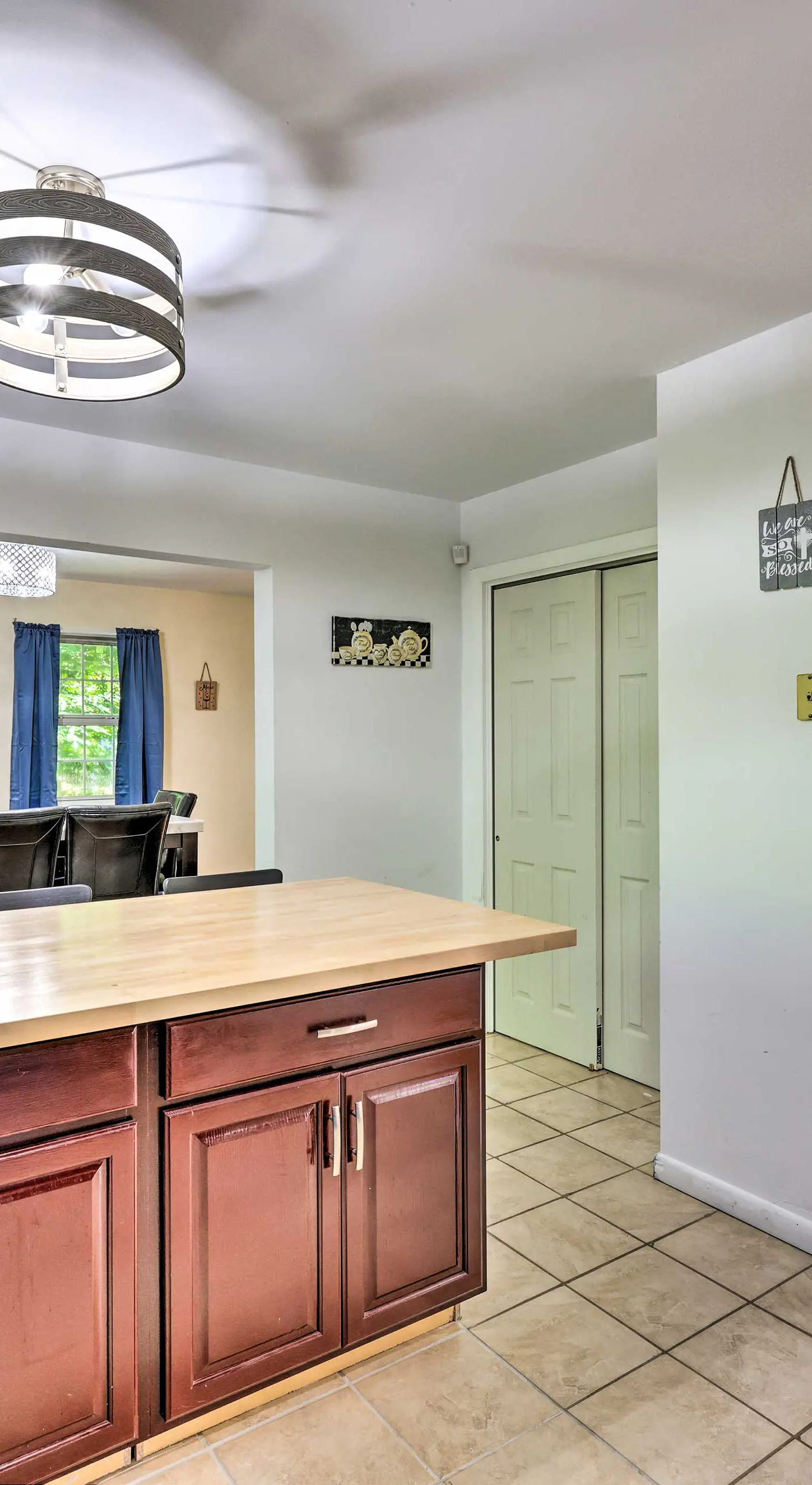 Deck & Backyard: Tobyhanna Family Home
