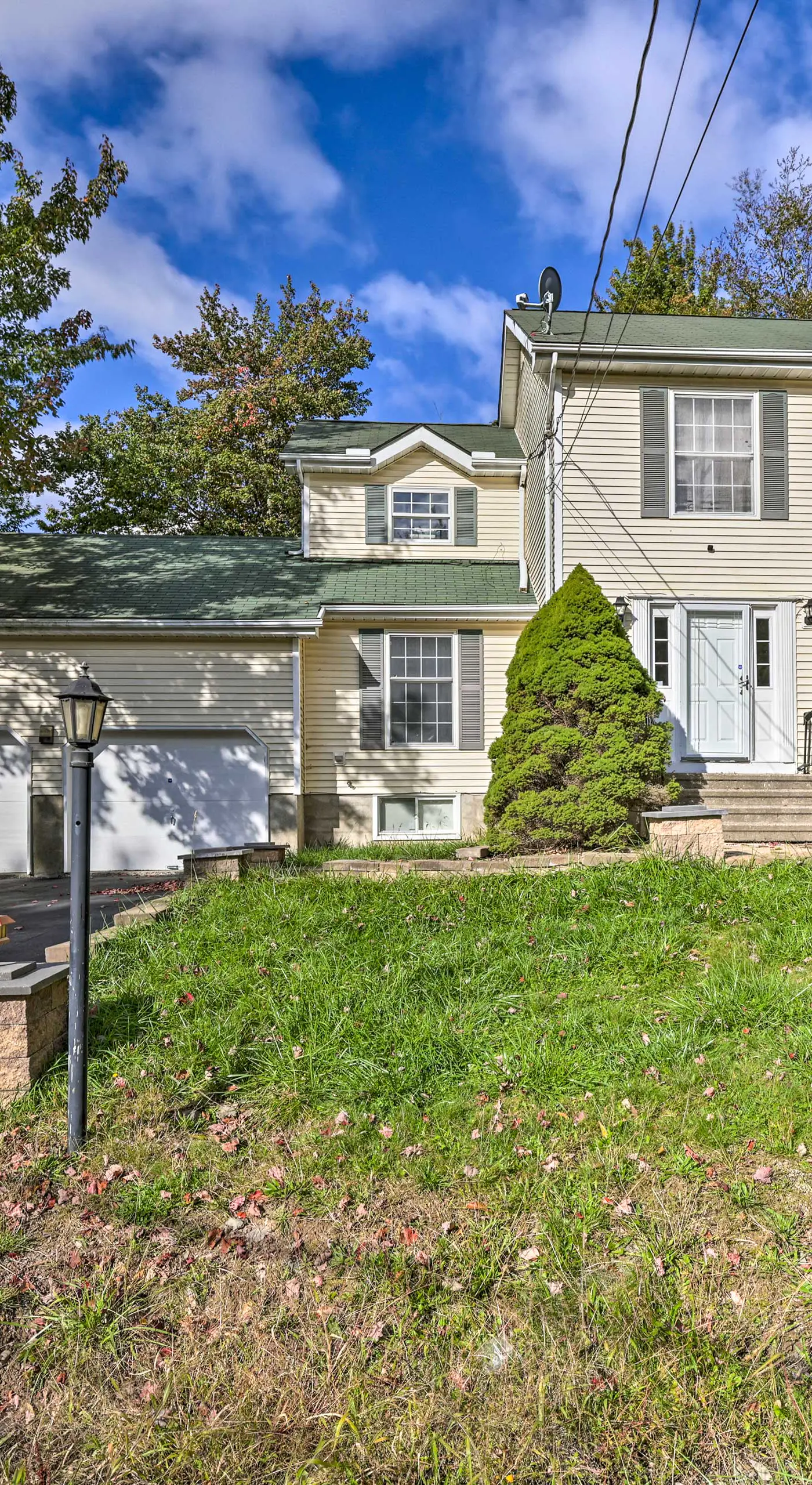 Deck & Backyard: Tobyhanna Family Home