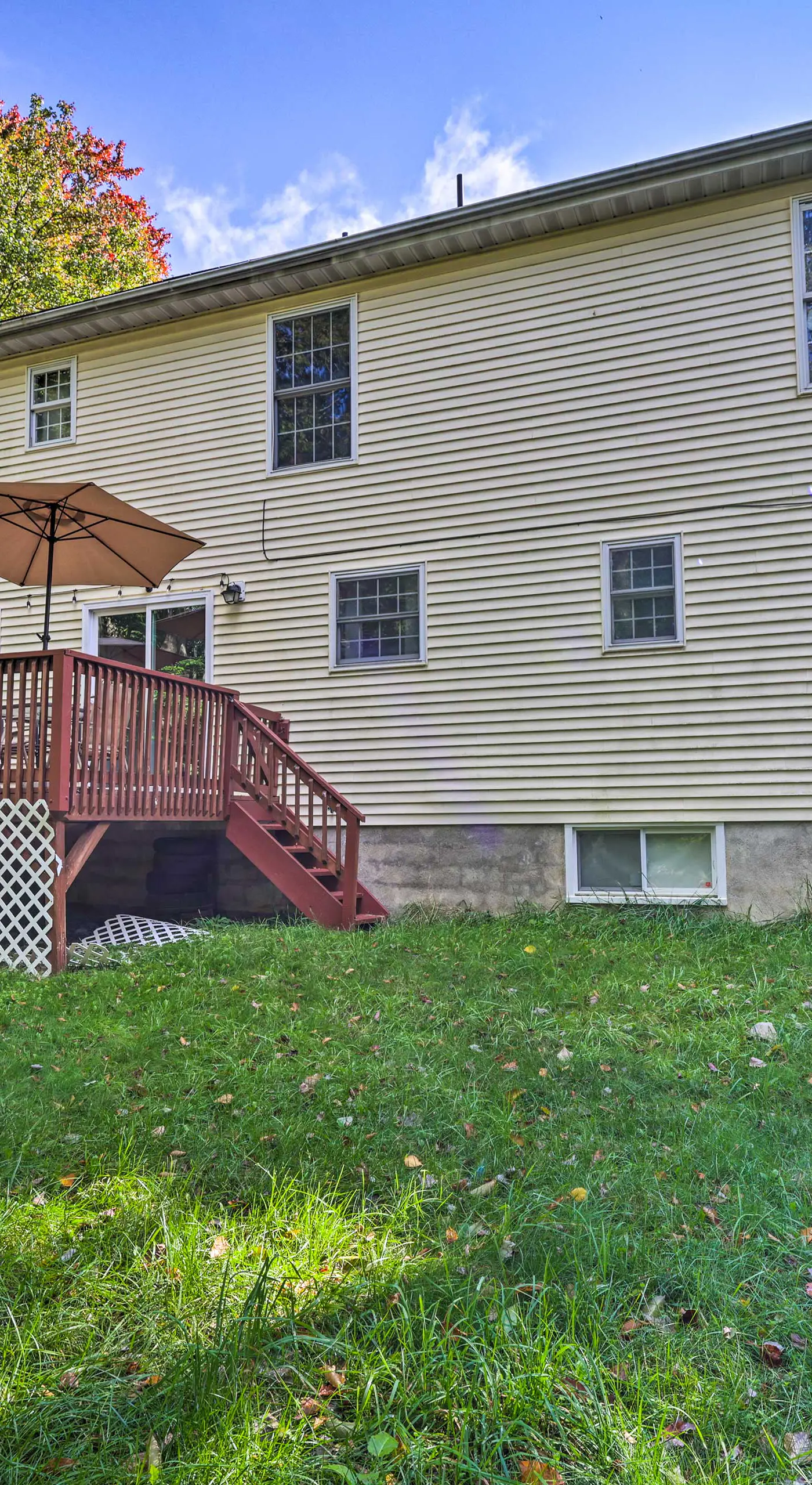 Deck & Backyard: Tobyhanna Family Home