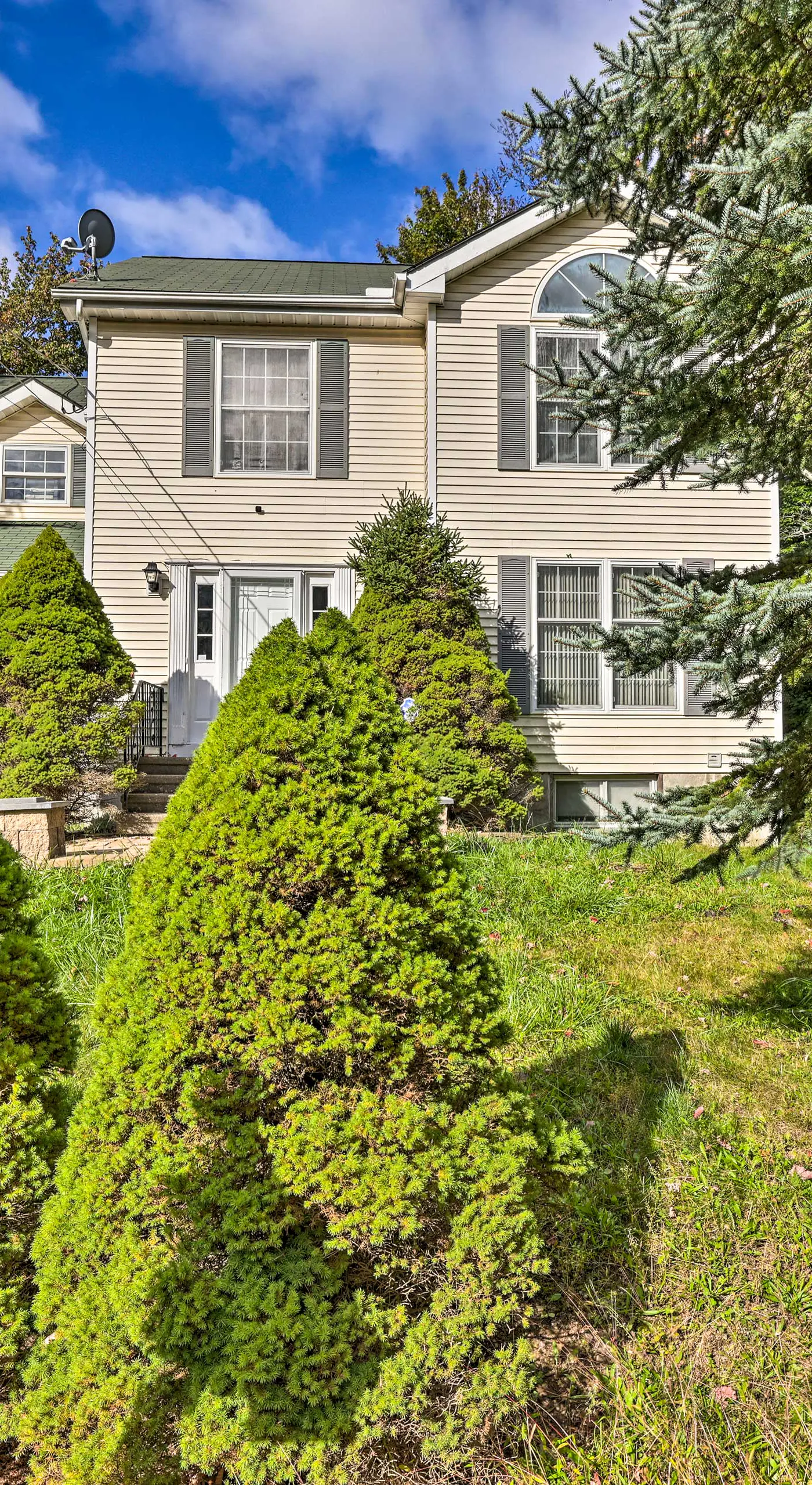 Deck & Backyard: Tobyhanna Family Home
