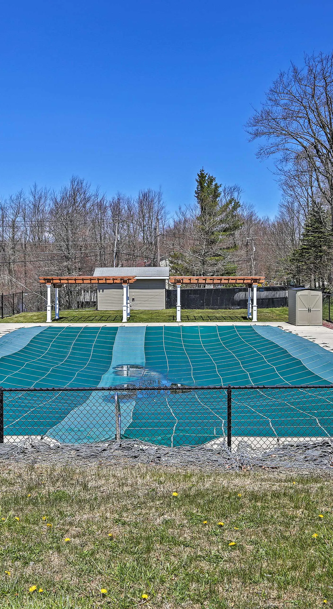 Deck & Backyard: Tobyhanna Family Home