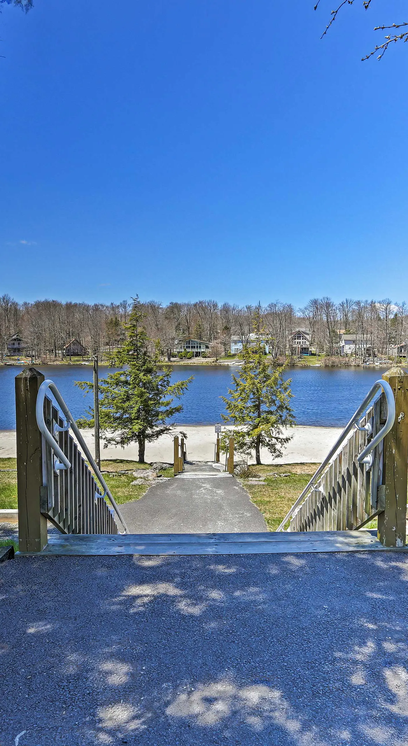 Deck & Backyard: Tobyhanna Family Home