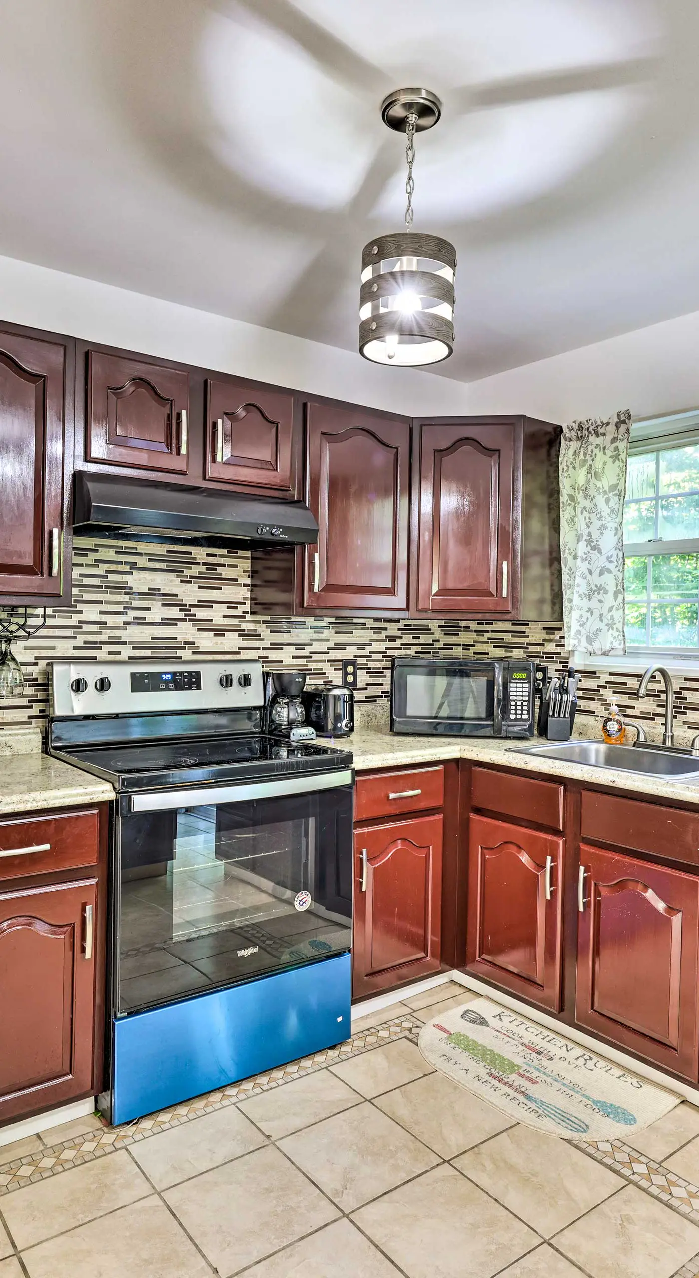 Deck & Backyard: Tobyhanna Family Home