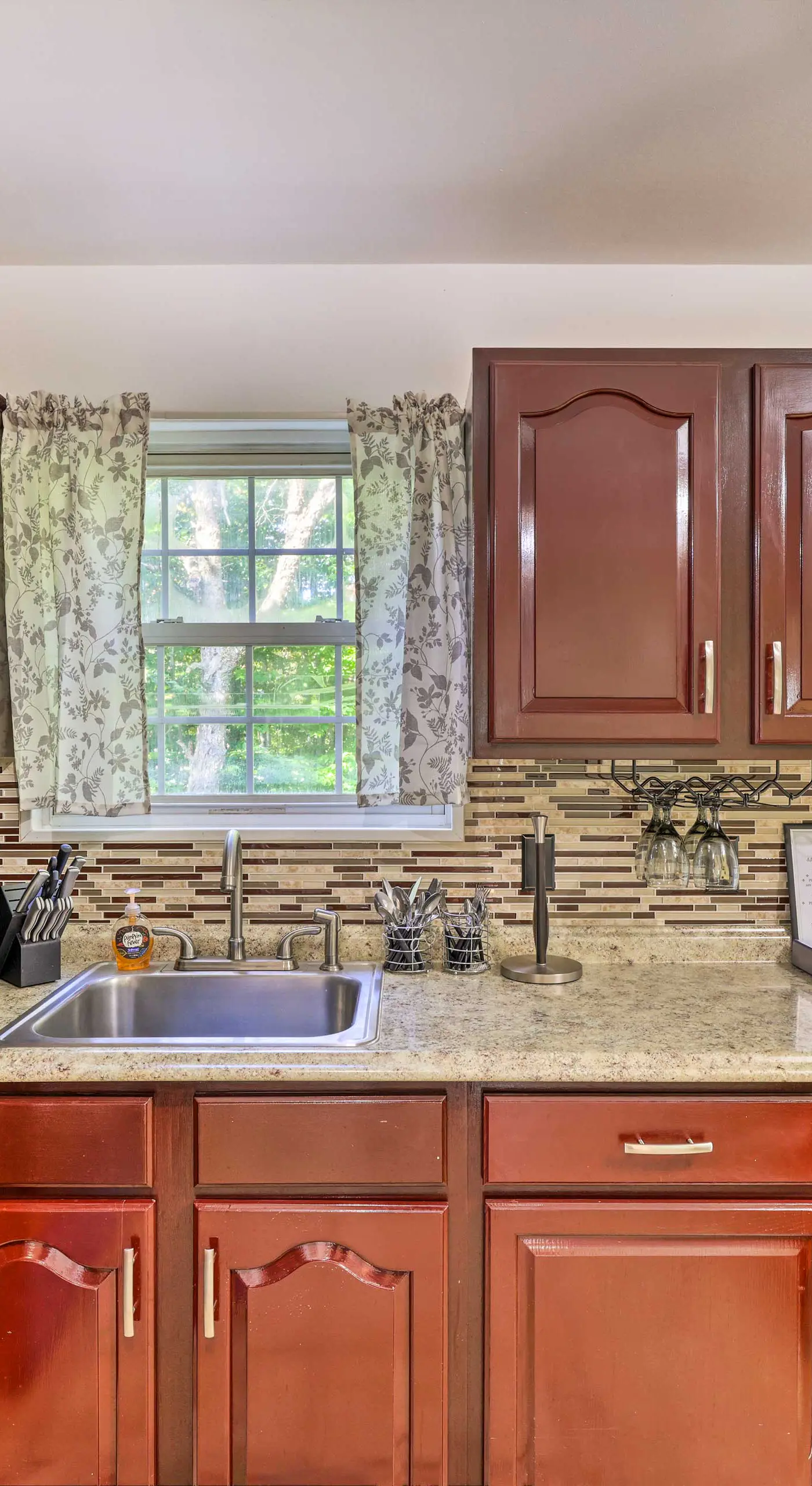 Deck & Backyard: Tobyhanna Family Home