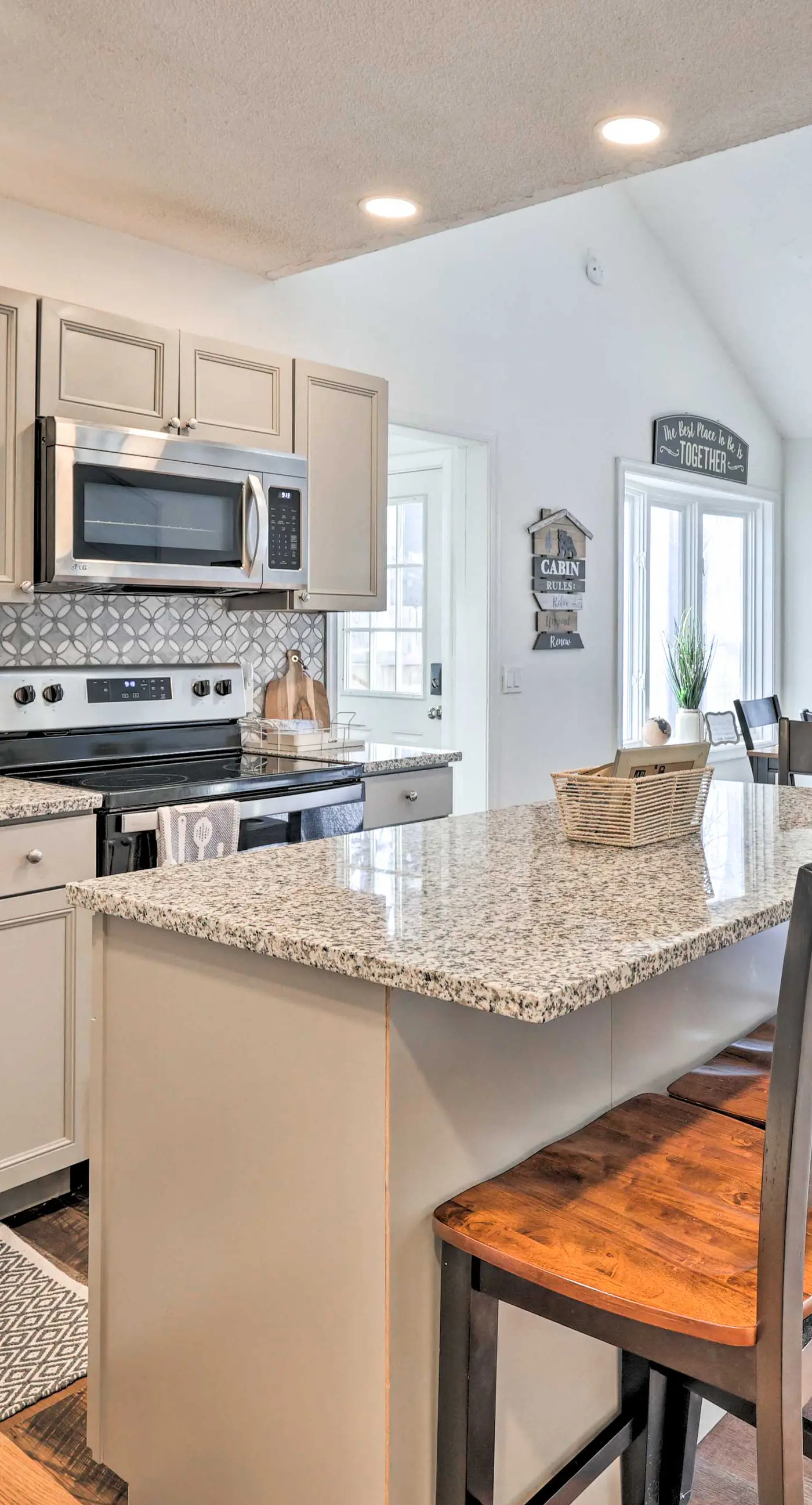 Hot Tub, Fire Pit & Game Room: Tobyhanna Home!
