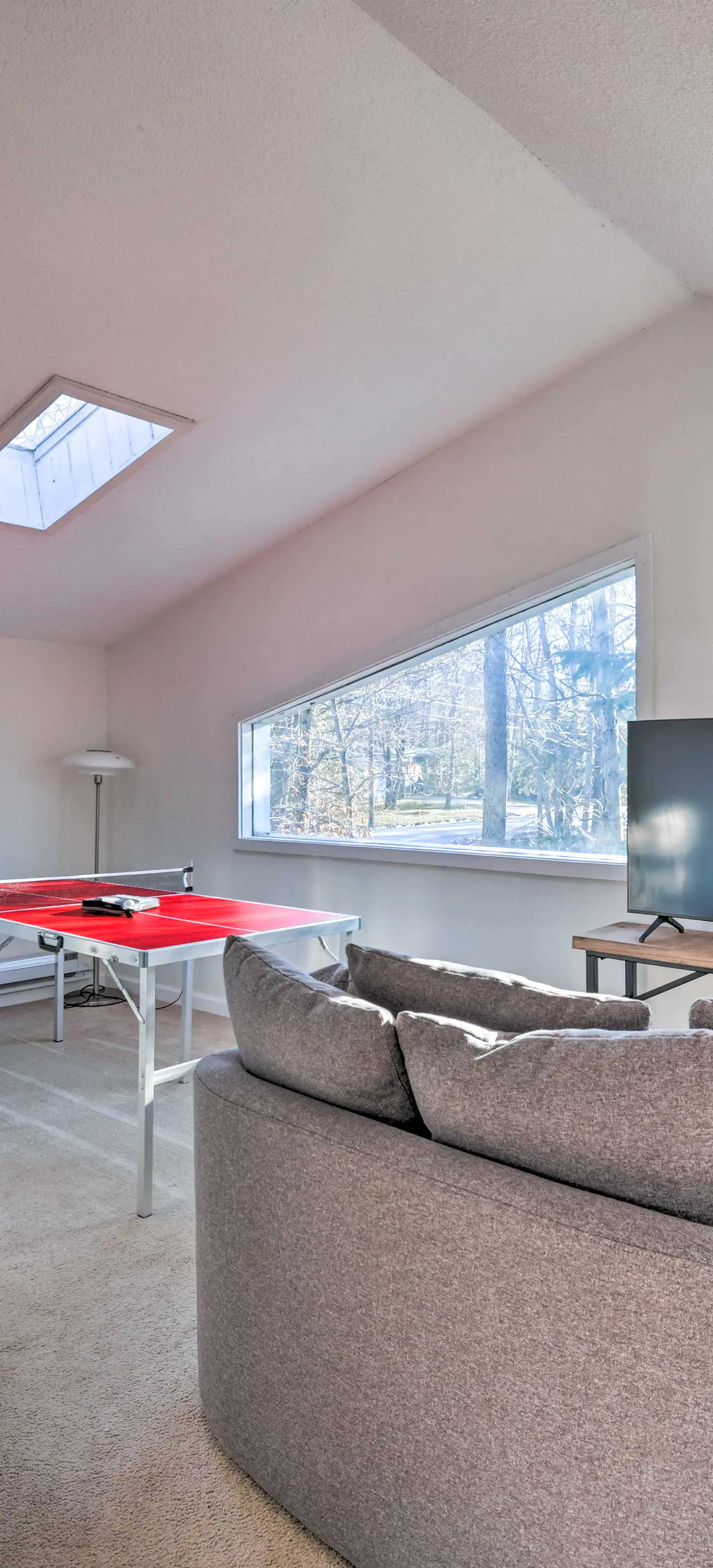 Hot Tub, Fire Pit & Game Room: Tobyhanna Home!