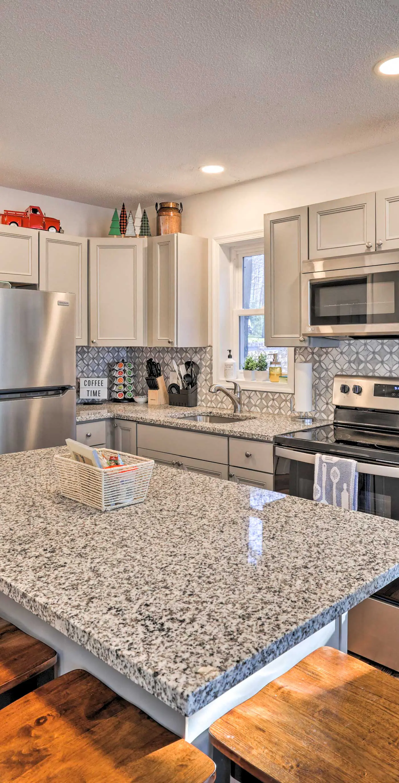 Hot Tub, Fire Pit & Game Room: Tobyhanna Home!