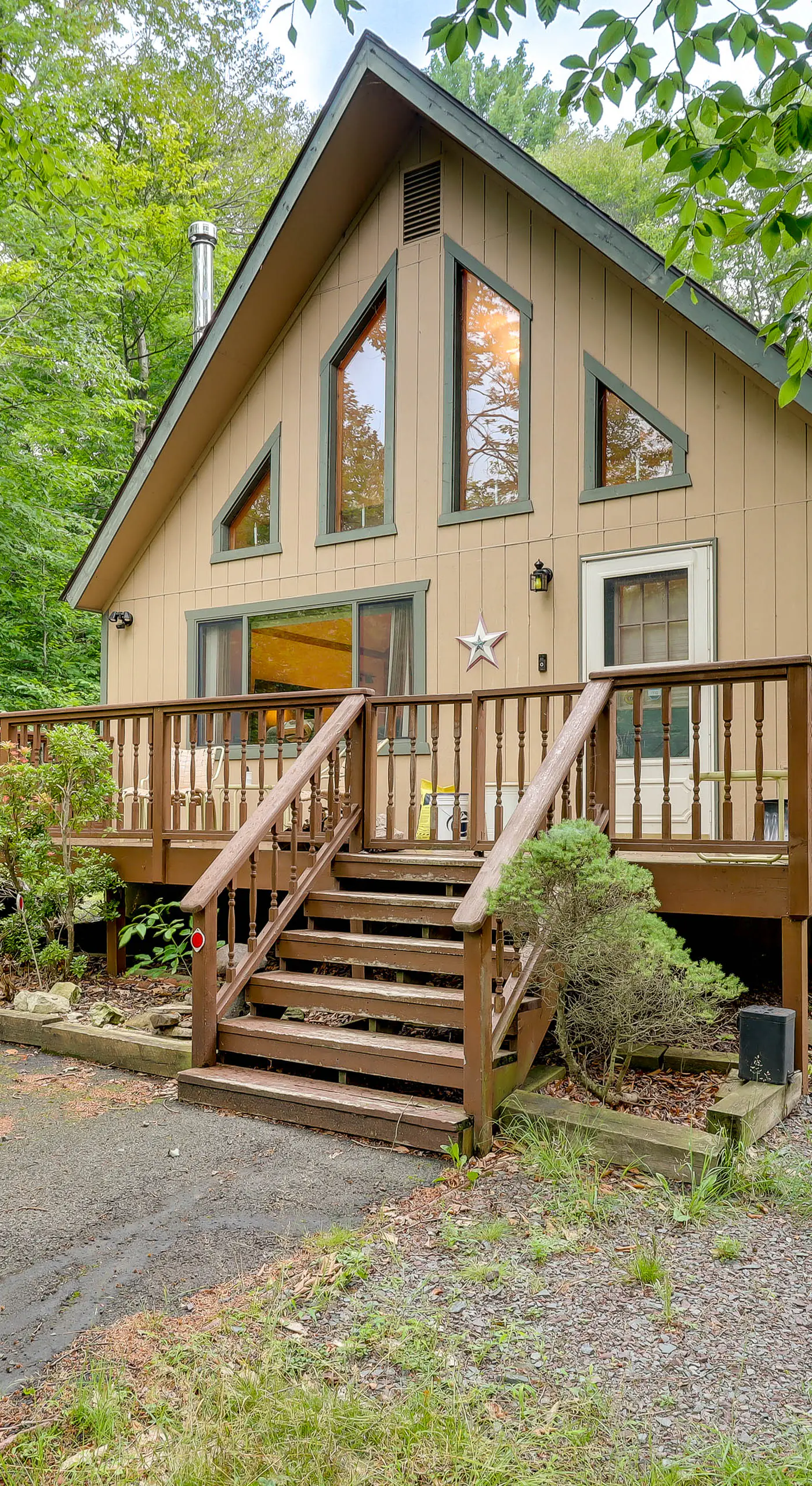 Lake Access & Decks: Pet-Friendly Poconos Cabin!