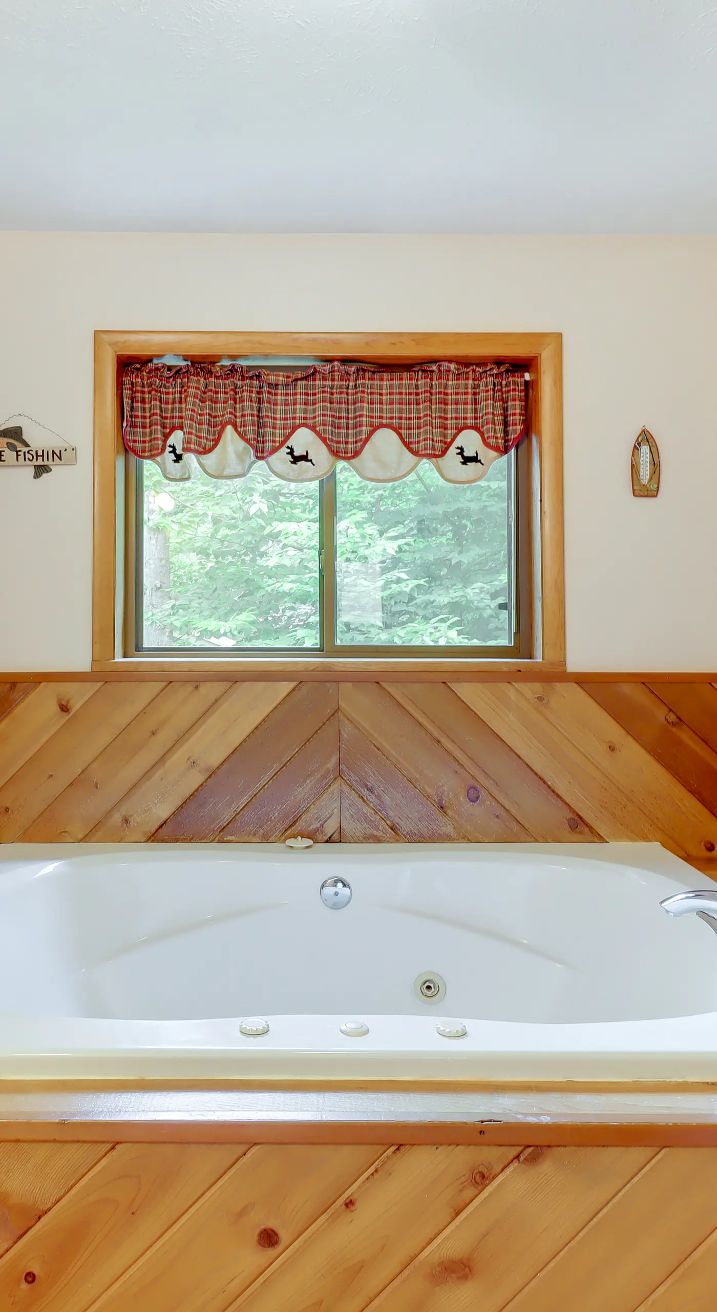 Lake Access & Decks: Pet-Friendly Poconos Cabin!