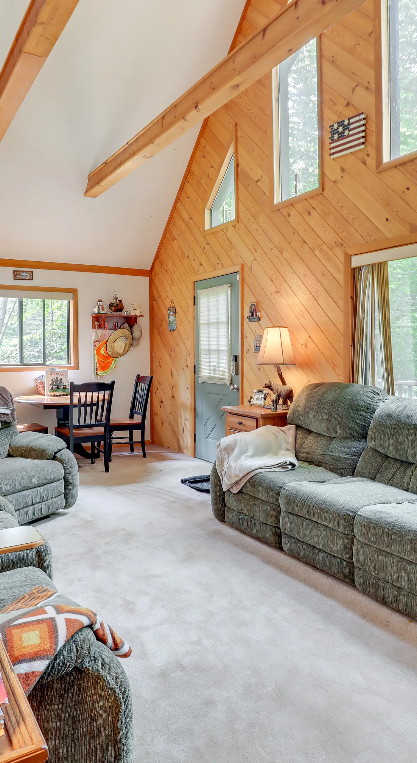 Lake Access & Decks: Pet-Friendly Poconos Cabin!