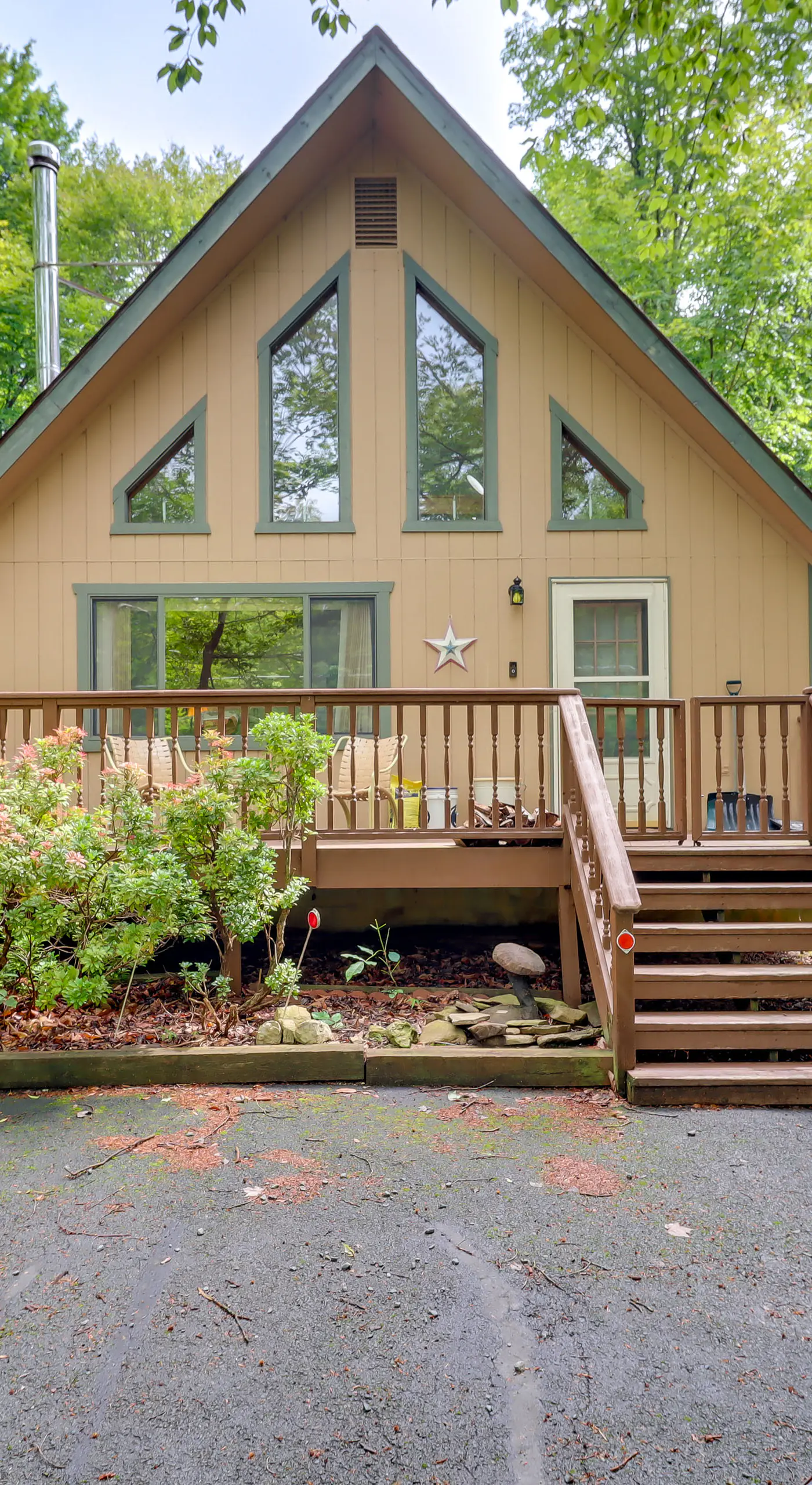 Lake Access & Decks: Pet-Friendly Poconos Cabin!