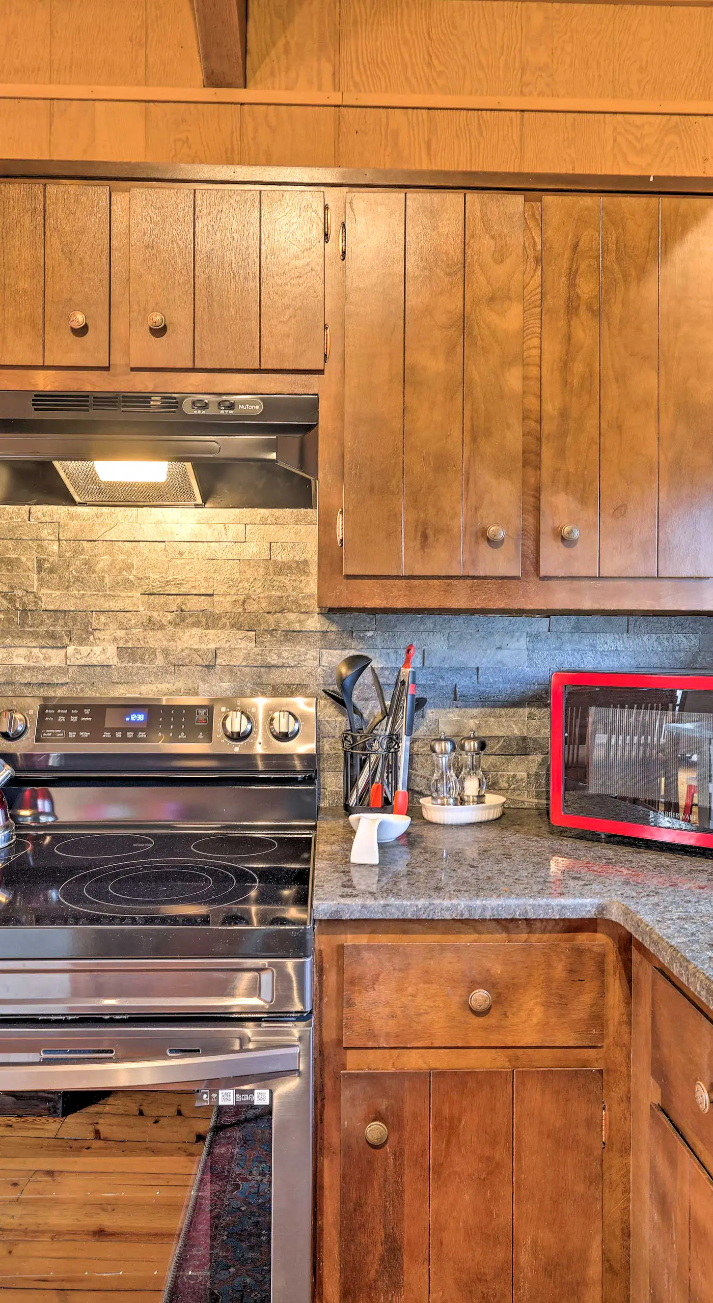 Fire Pit & Grill: Lakefront Poconos Cottage!