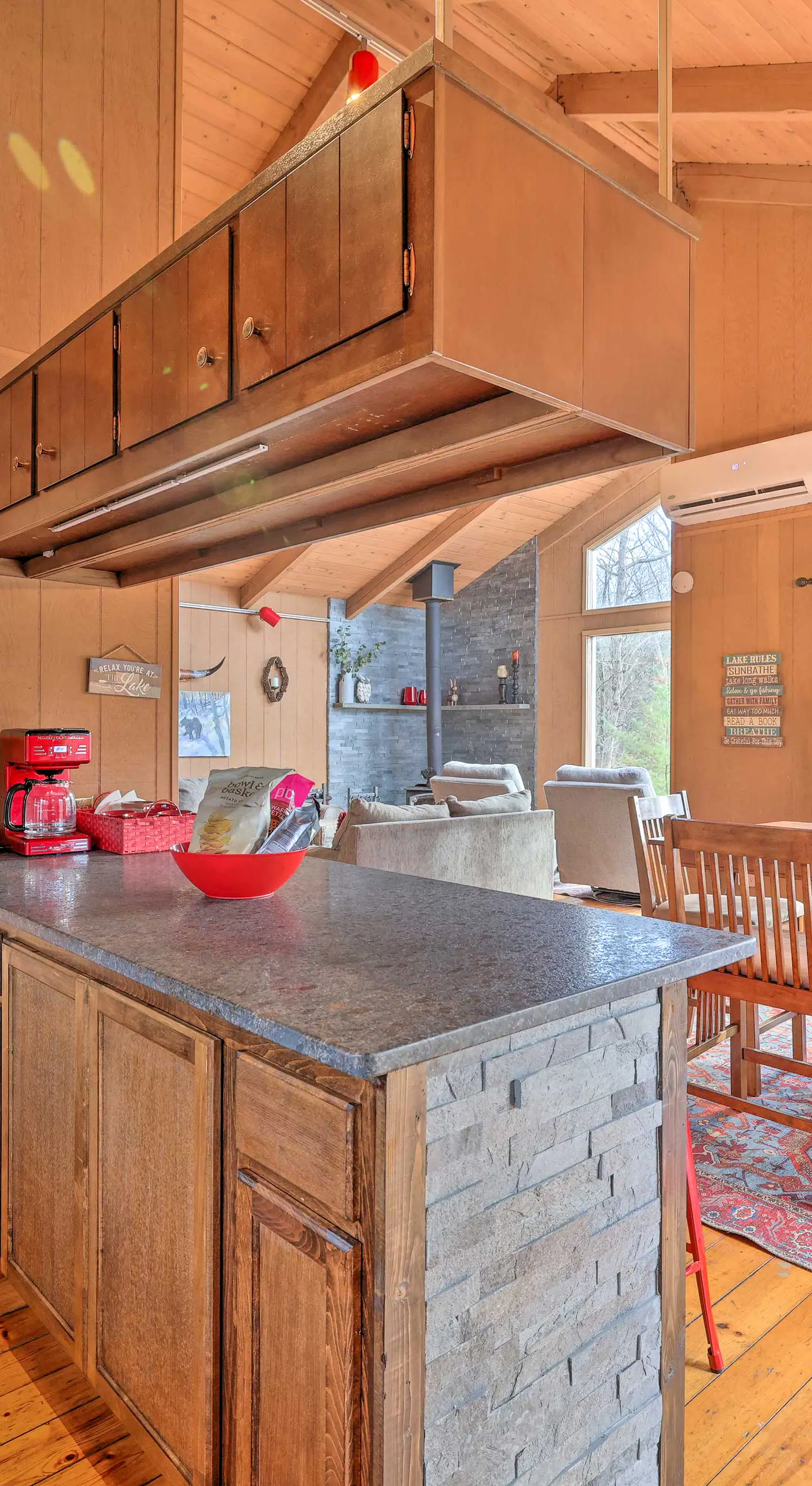 Fire Pit & Grill: Lakefront Poconos Cottage!