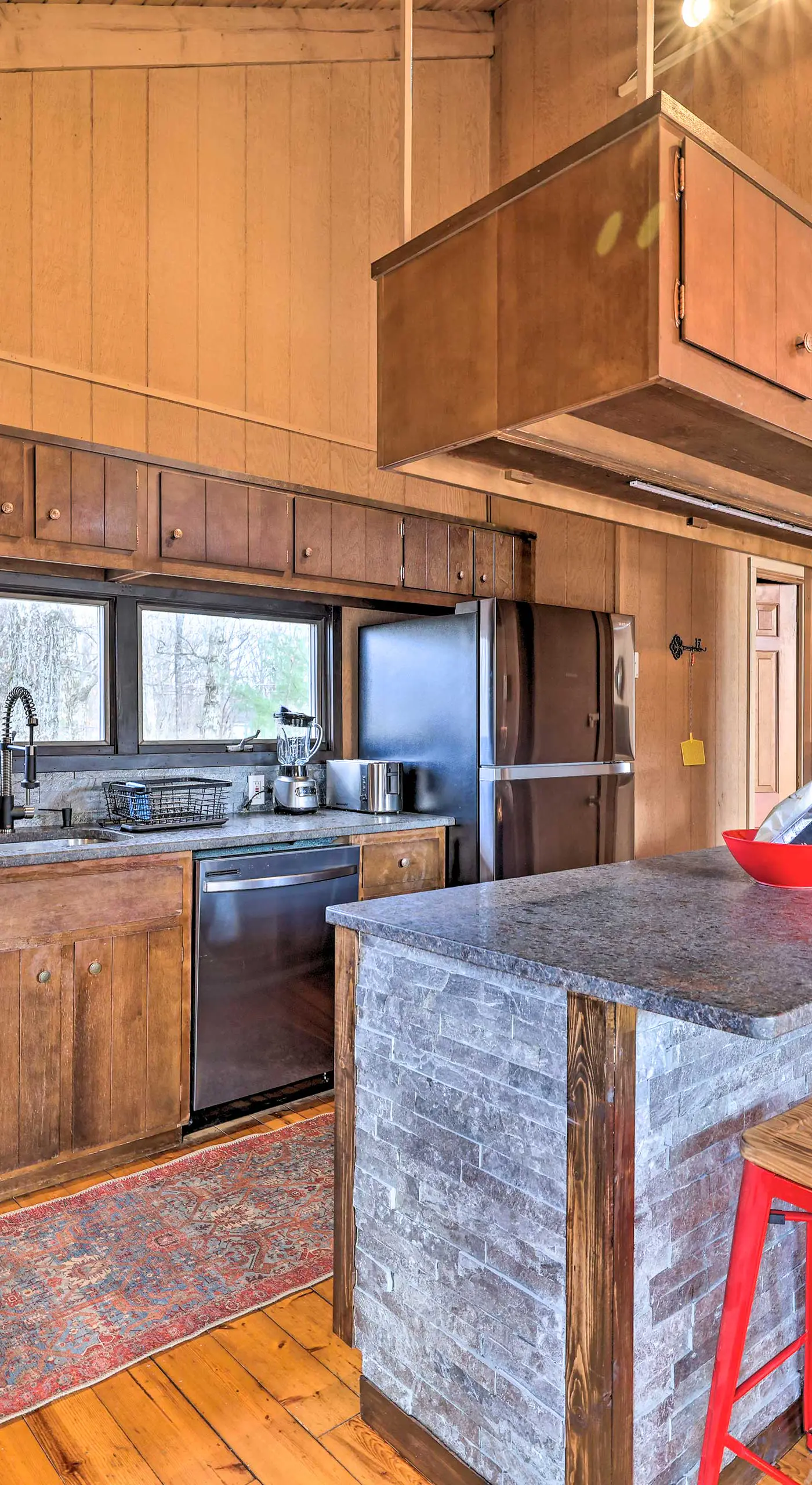 Fire Pit & Grill: Lakefront Poconos Cottage!