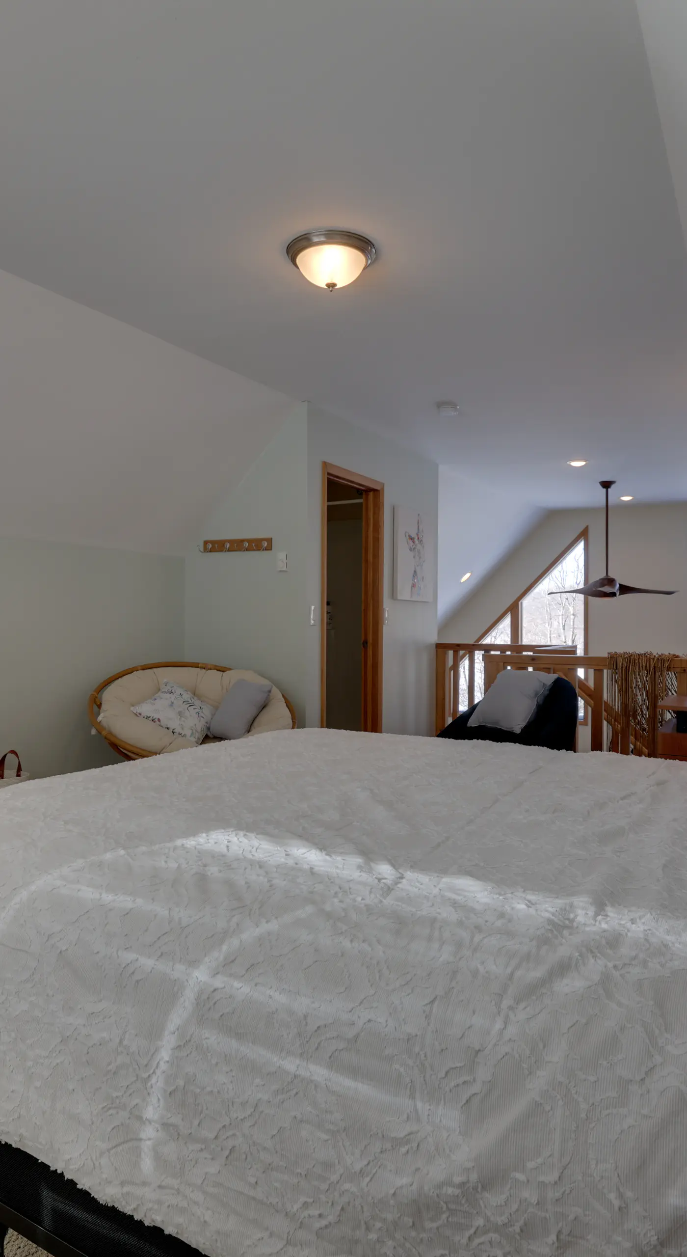 Large Deck + Resort Amenities: Lake Ariel Retreat
