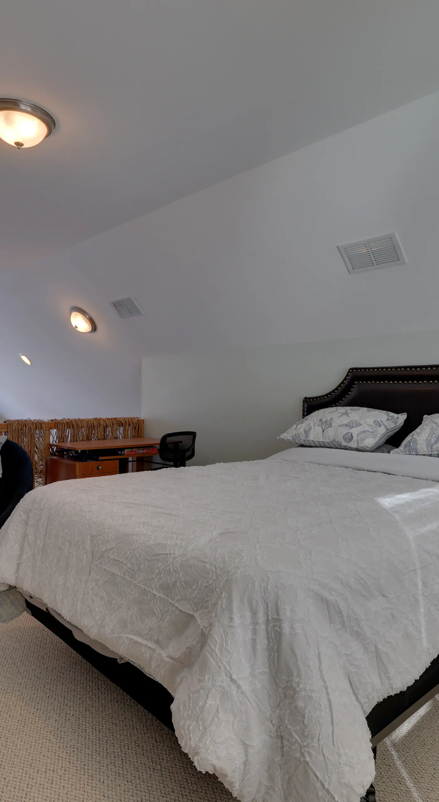 Large Deck + Resort Amenities: Lake Ariel Retreat
