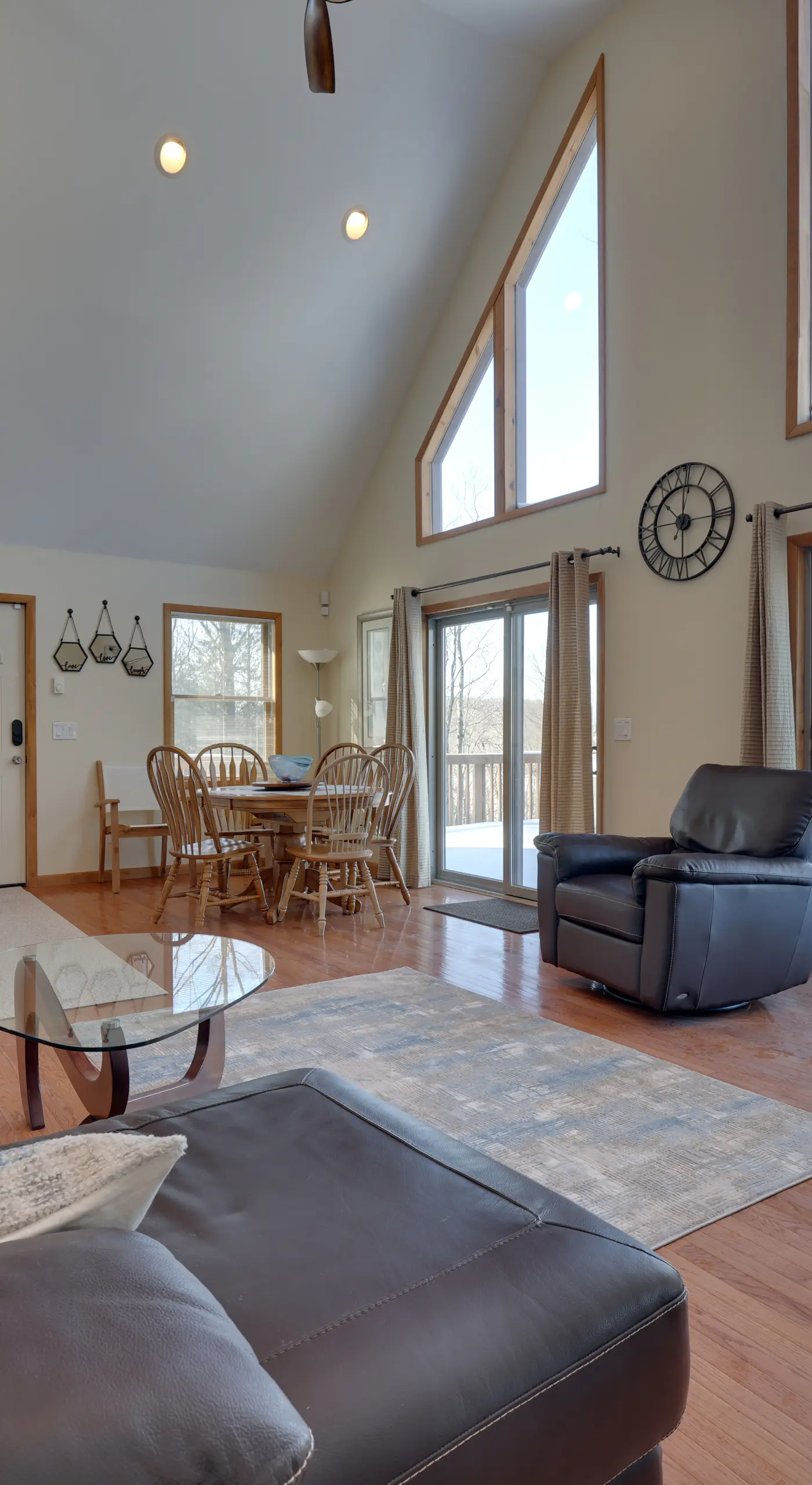 Large Deck + Resort Amenities: Lake Ariel Retreat
