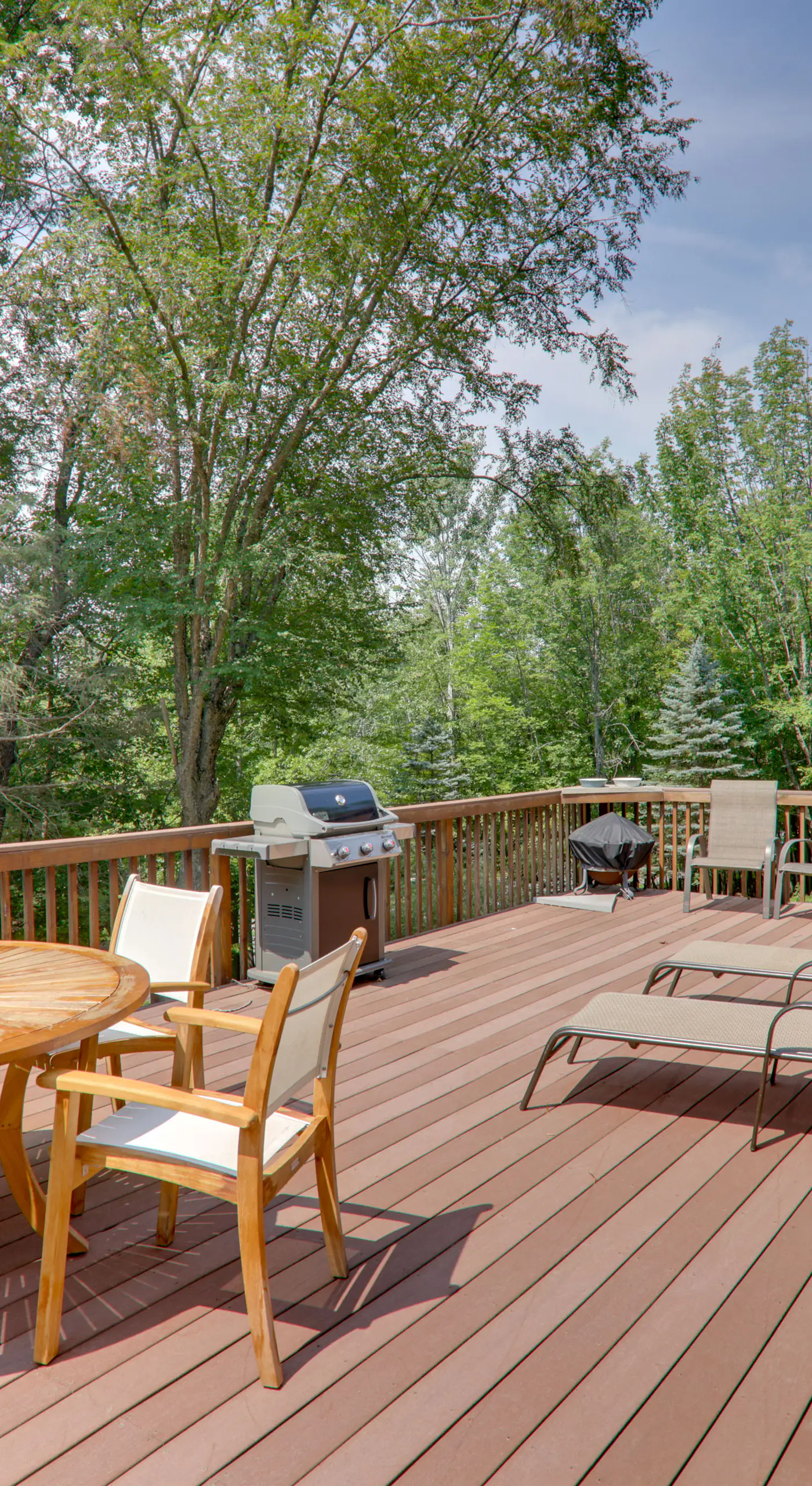Large Deck + Resort Amenities: Lake Ariel Retreat