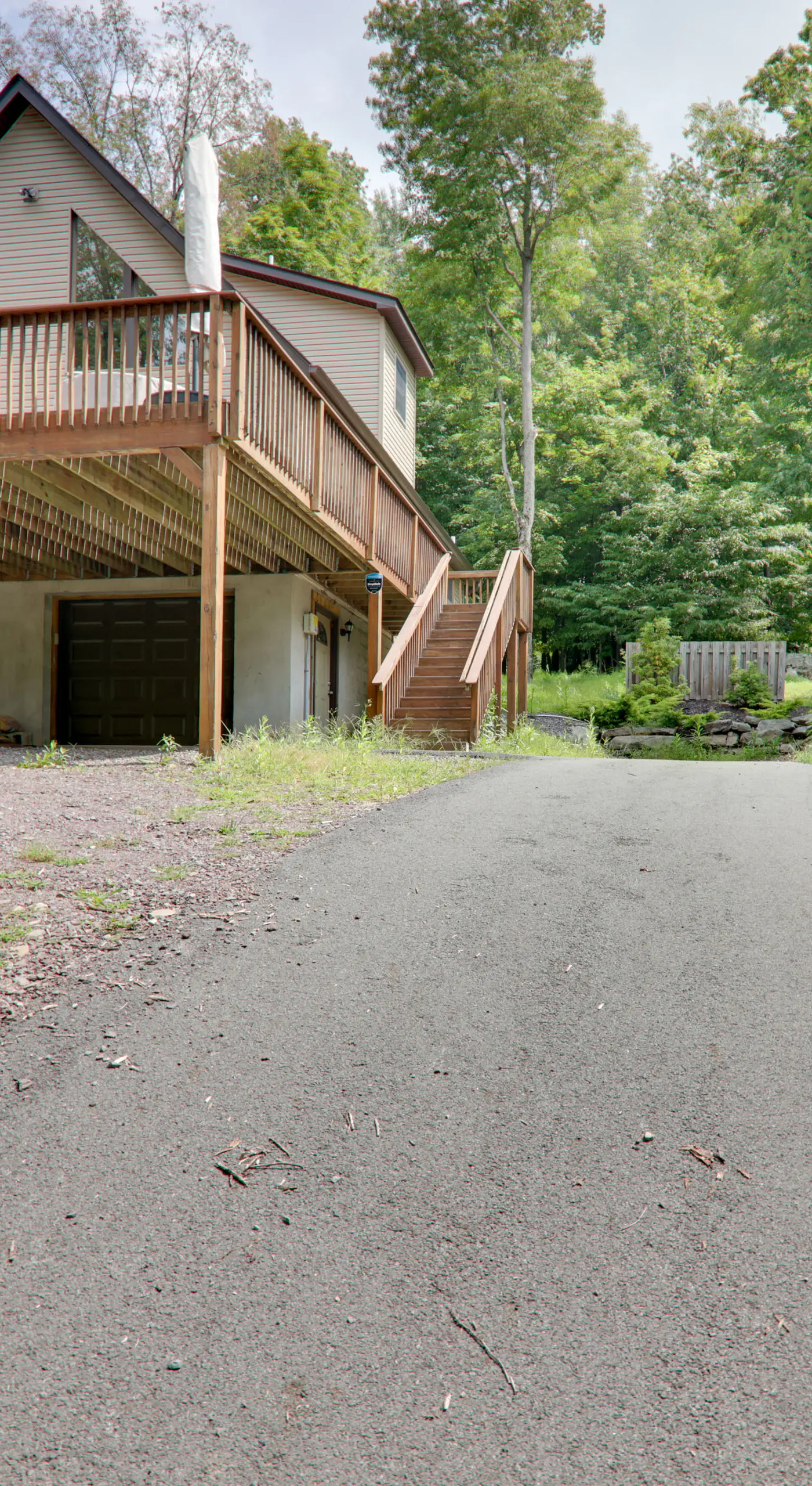 Large Deck + Resort Amenities: Lake Ariel Retreat