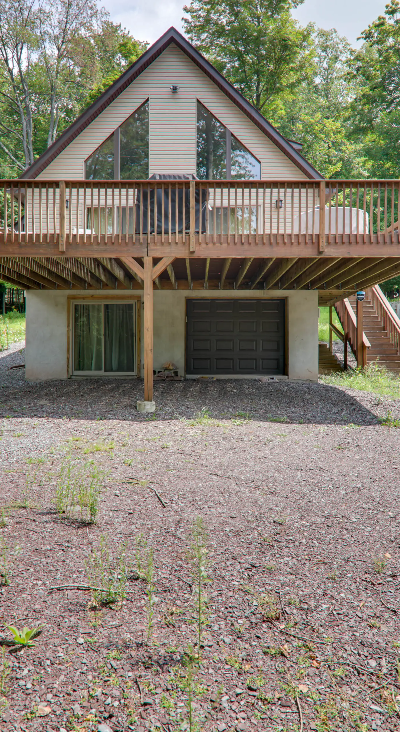 Large Deck + Resort Amenities: Lake Ariel Retreat