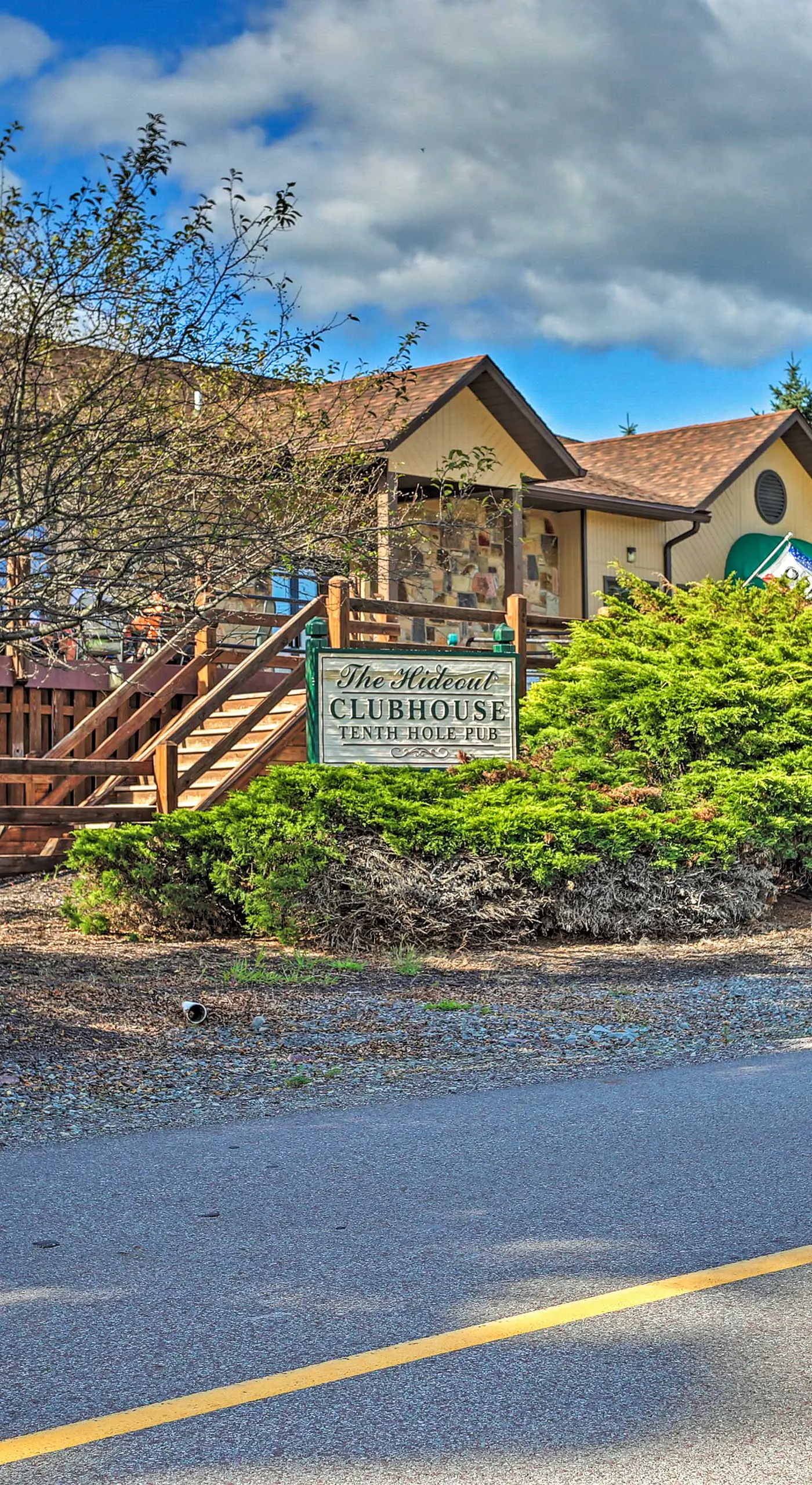 Large Deck + Resort Amenities: Lake Ariel Retreat