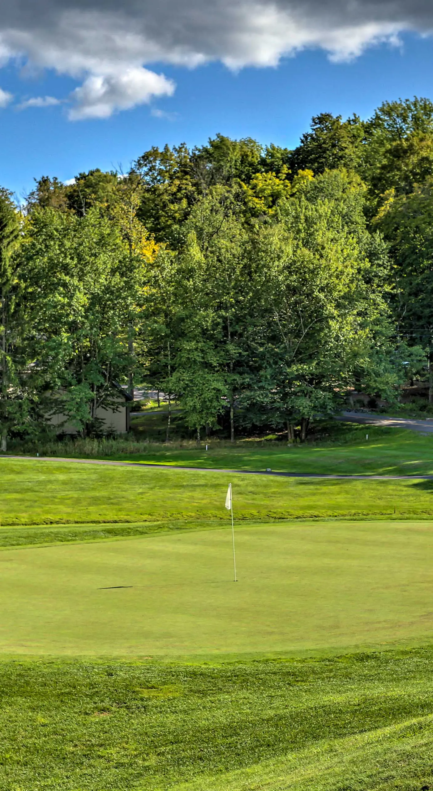 Large Deck + Resort Amenities: Lake Ariel Retreat