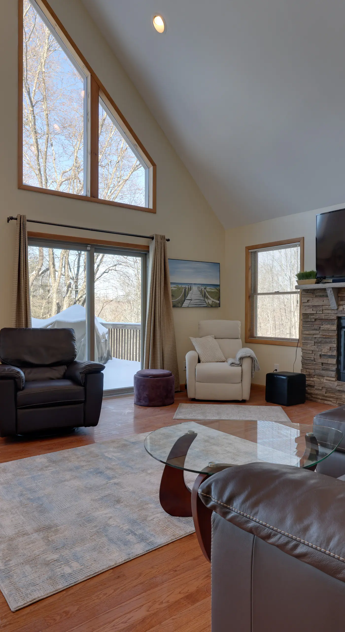 Large Deck + Resort Amenities: Lake Ariel Retreat
