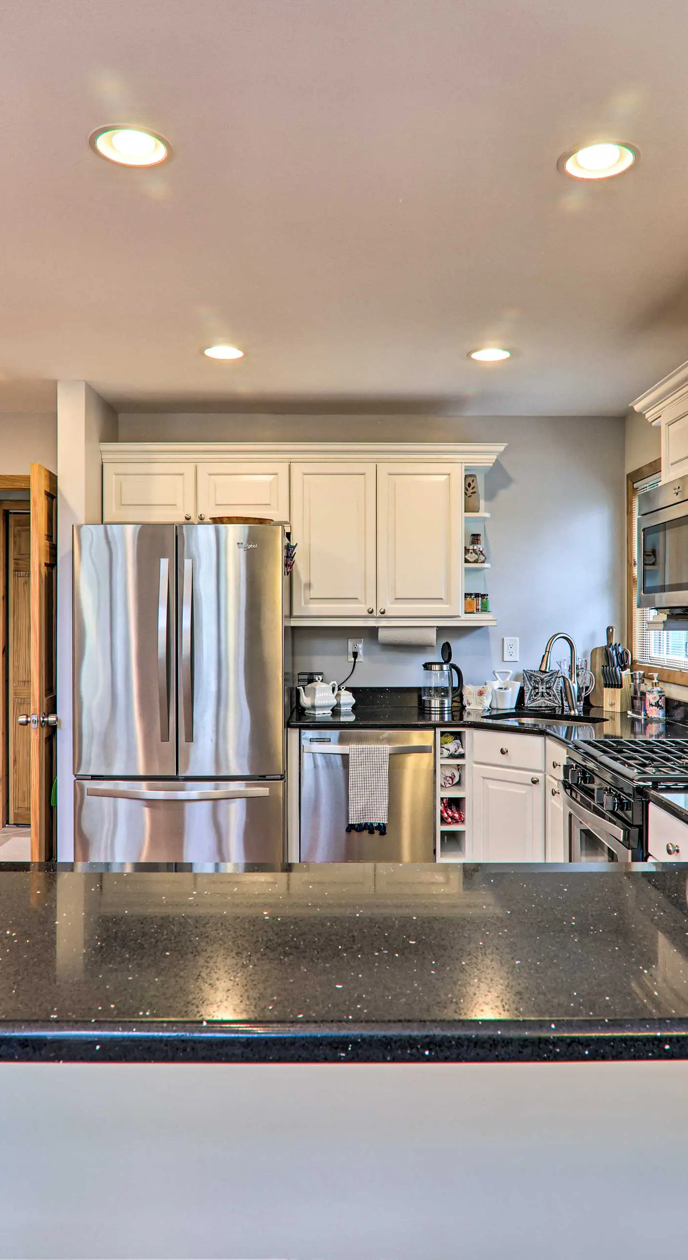 Large Deck + Resort Amenities: Lake Ariel Retreat