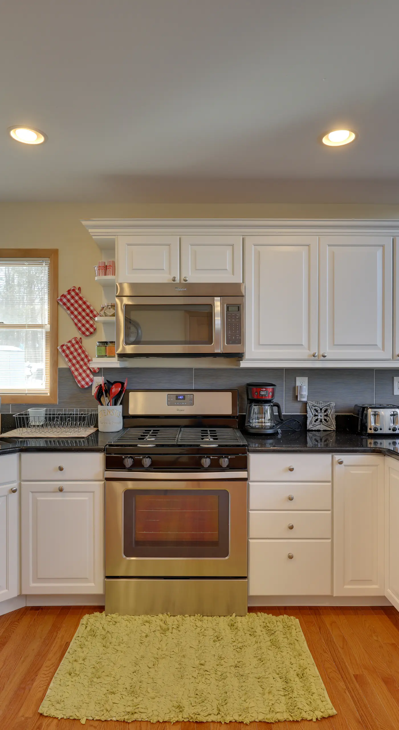 Large Deck + Resort Amenities: Lake Ariel Retreat