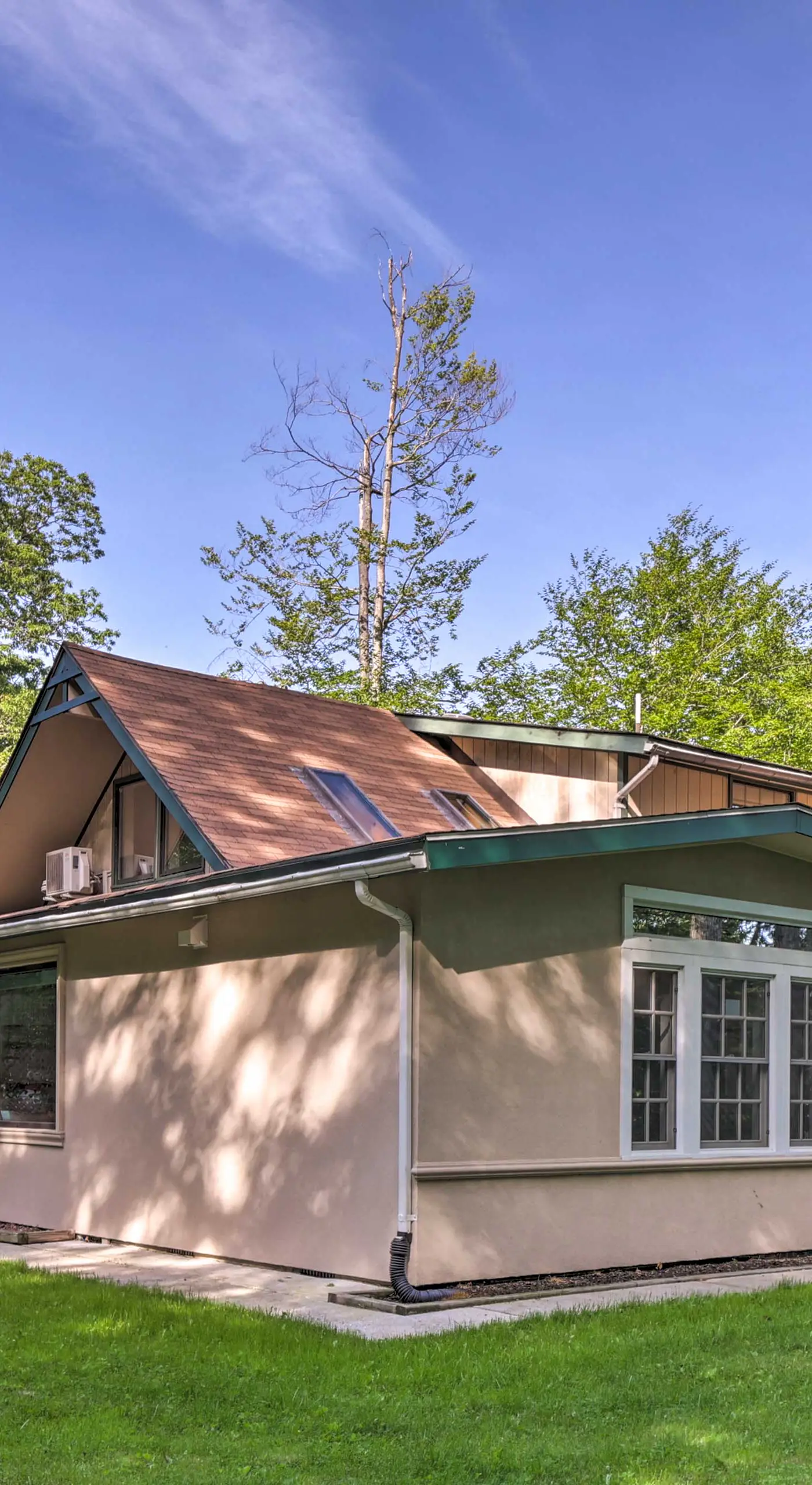 Poconos Cottage w/ Sauna ~ 10 Mi to Camelback!