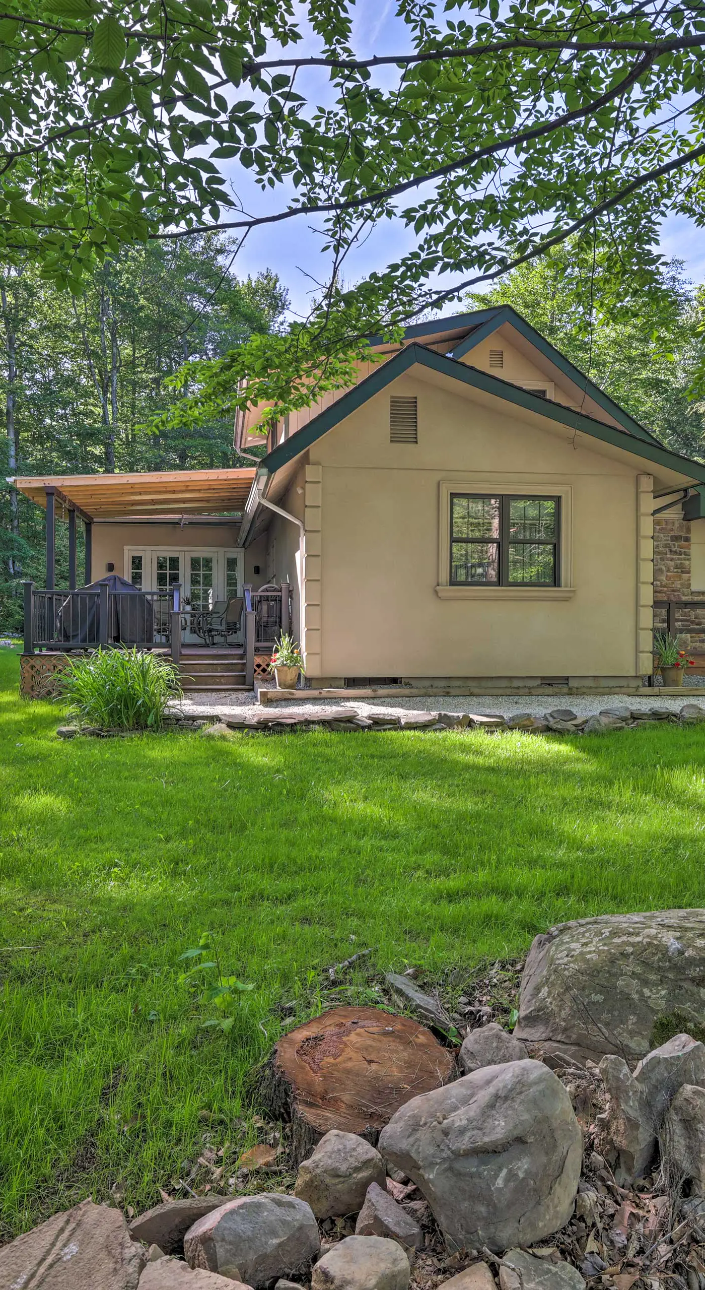 Poconos Cottage w/ Sauna ~ 10 Mi to Camelback!