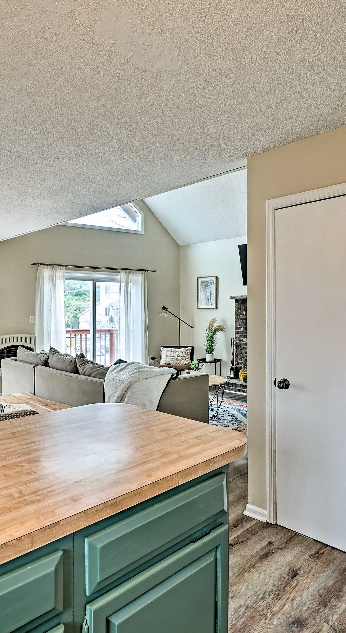 Golf, Ski + Fish: Cabin w/ Deck in Tobyhanna!