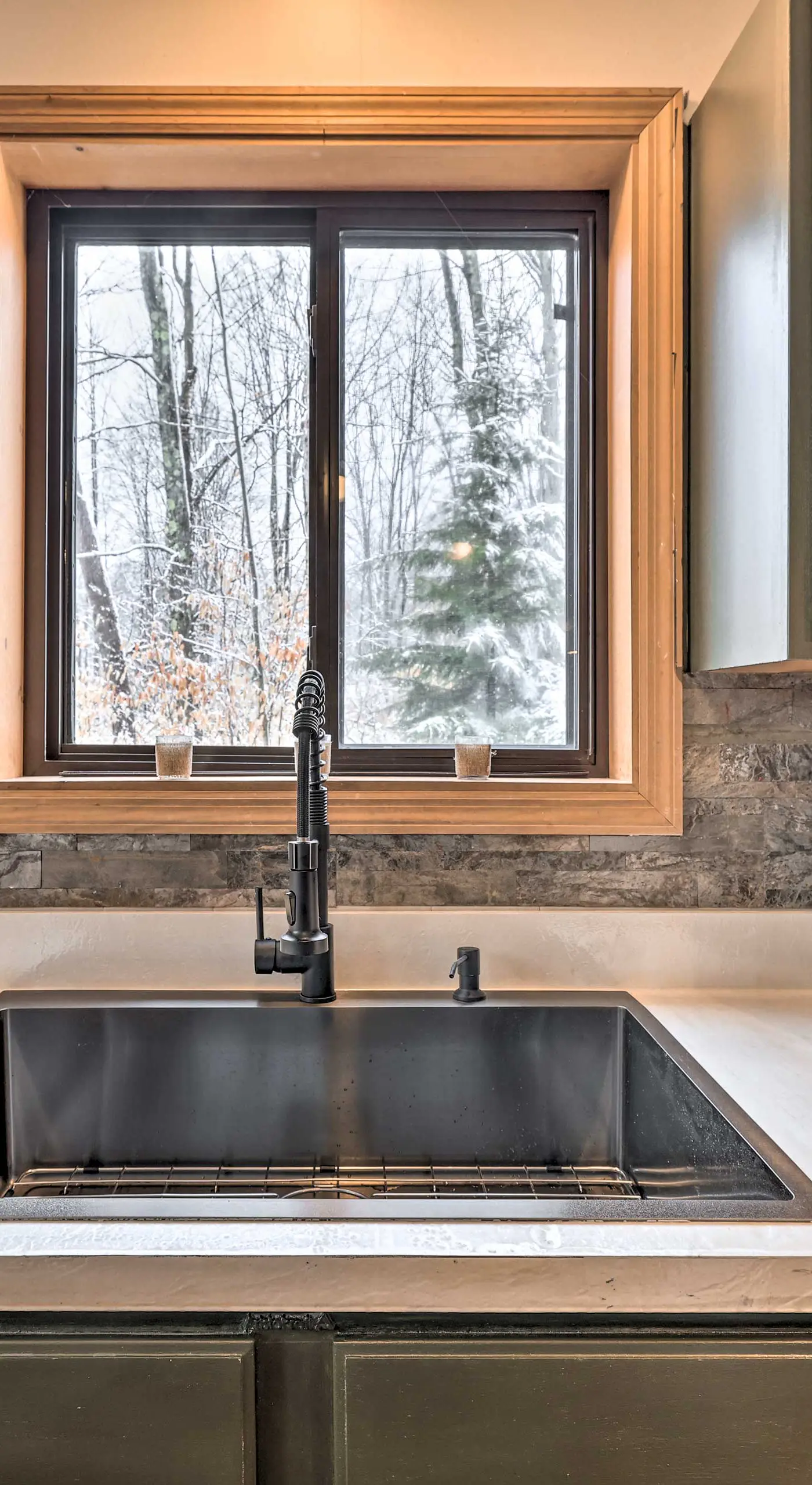 Walk to Arrowhead Lake: Cabin w/ Private Hot Tub!