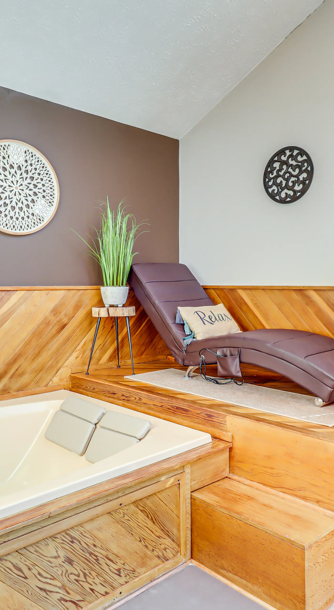 Private Spa, Fire Pit & Deck: Poconos Home!