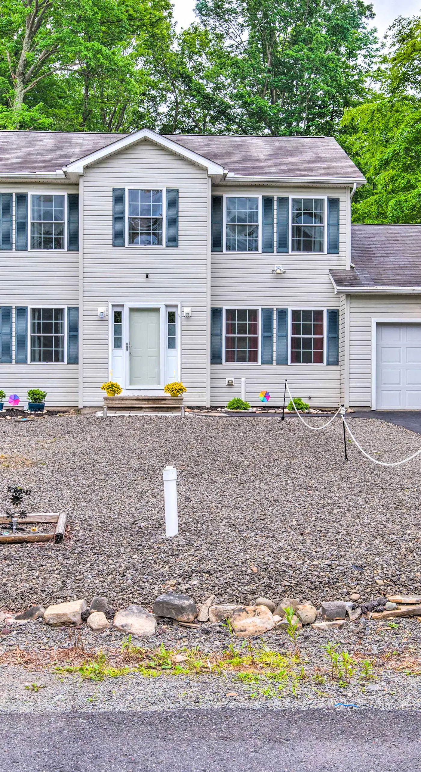 Jacuzzi & Resort Amenities: Tobyhanna Family Home!