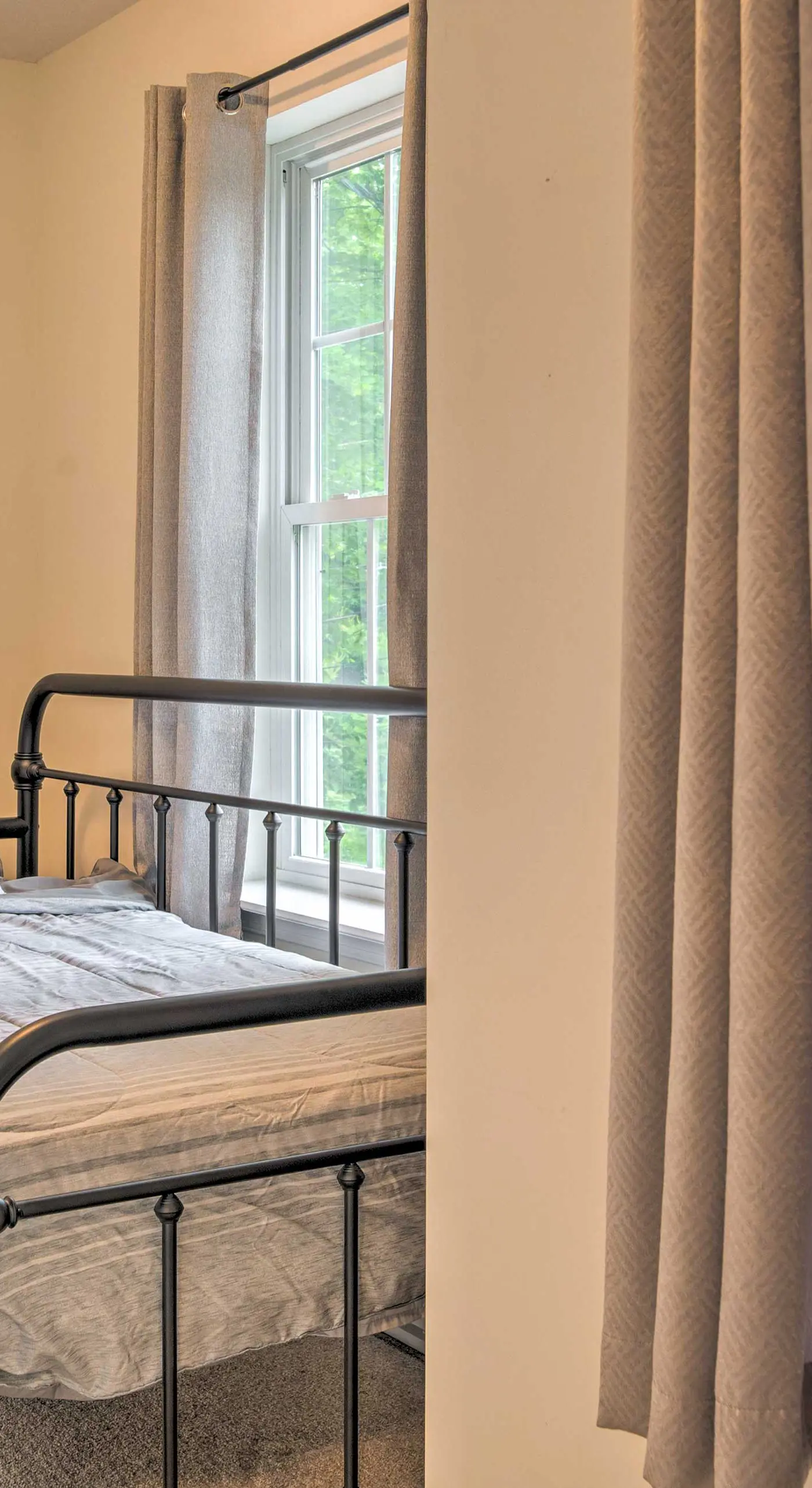 Jacuzzi & Resort Amenities: Tobyhanna Family Home!
