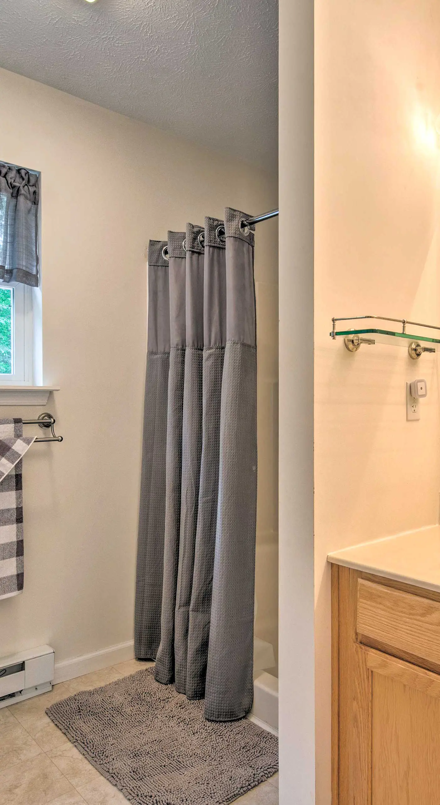 Jacuzzi & Resort Amenities: Tobyhanna Family Home!