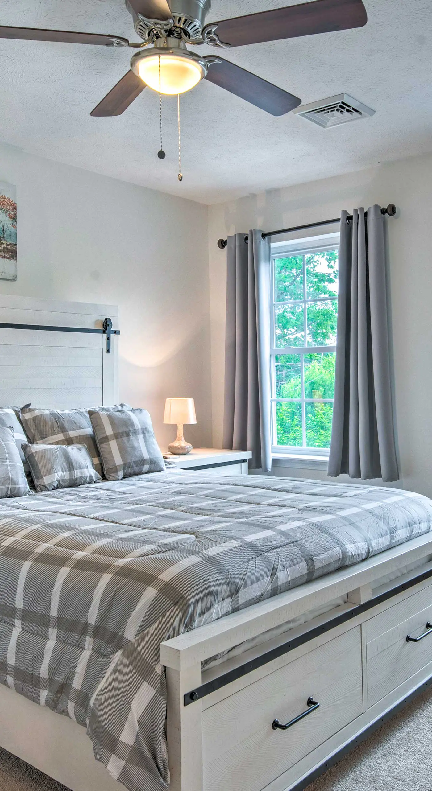 Jacuzzi & Resort Amenities: Tobyhanna Family Home!