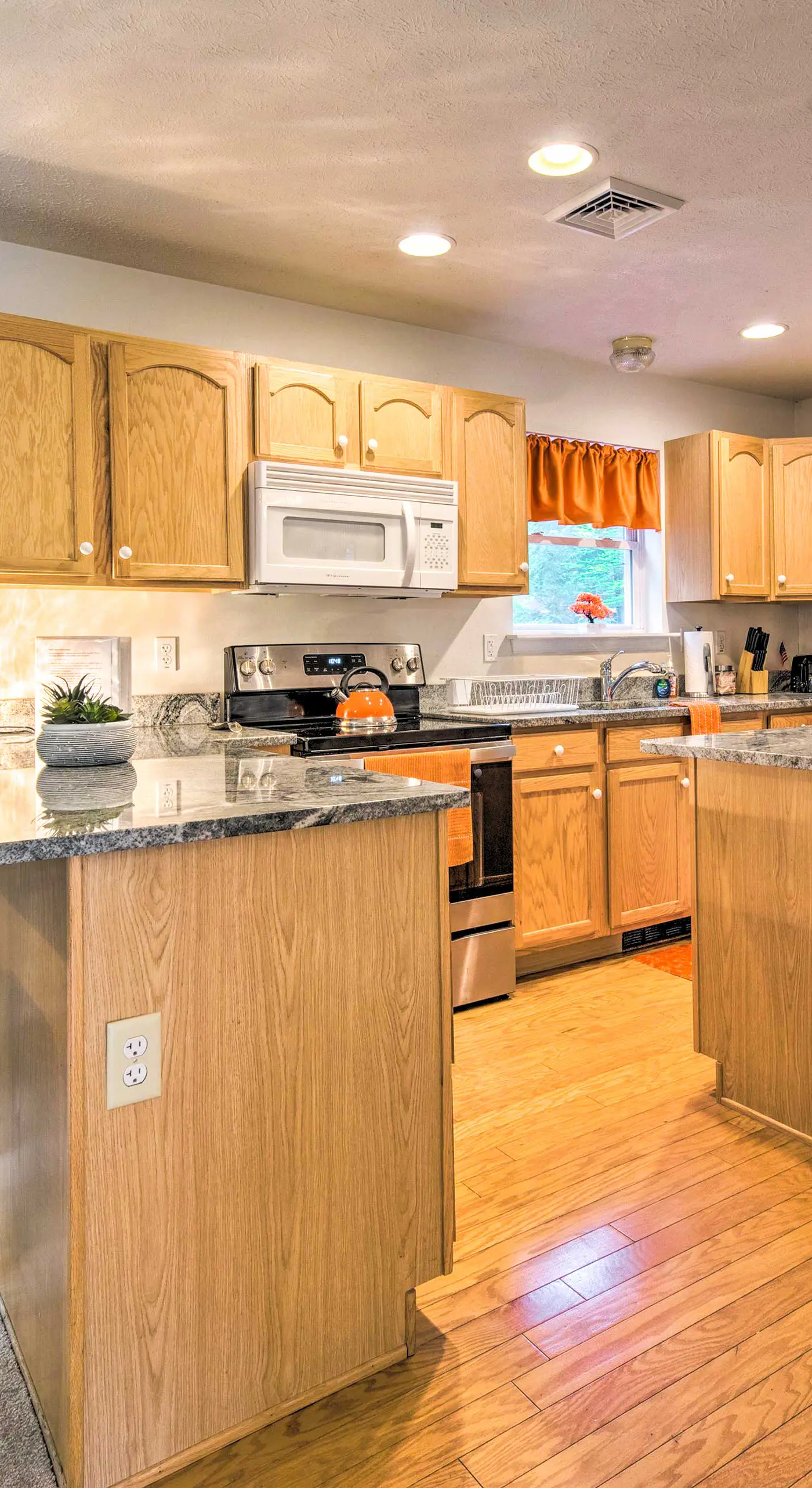 Jacuzzi & Resort Amenities: Tobyhanna Family Home!