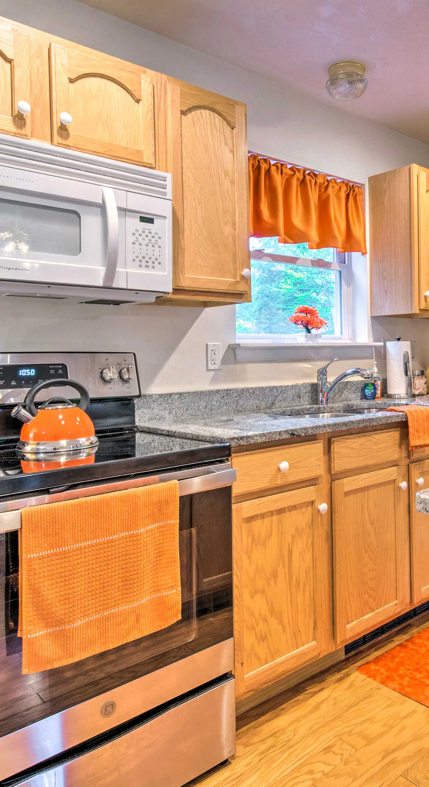 Jacuzzi & Resort Amenities: Tobyhanna Family Home!