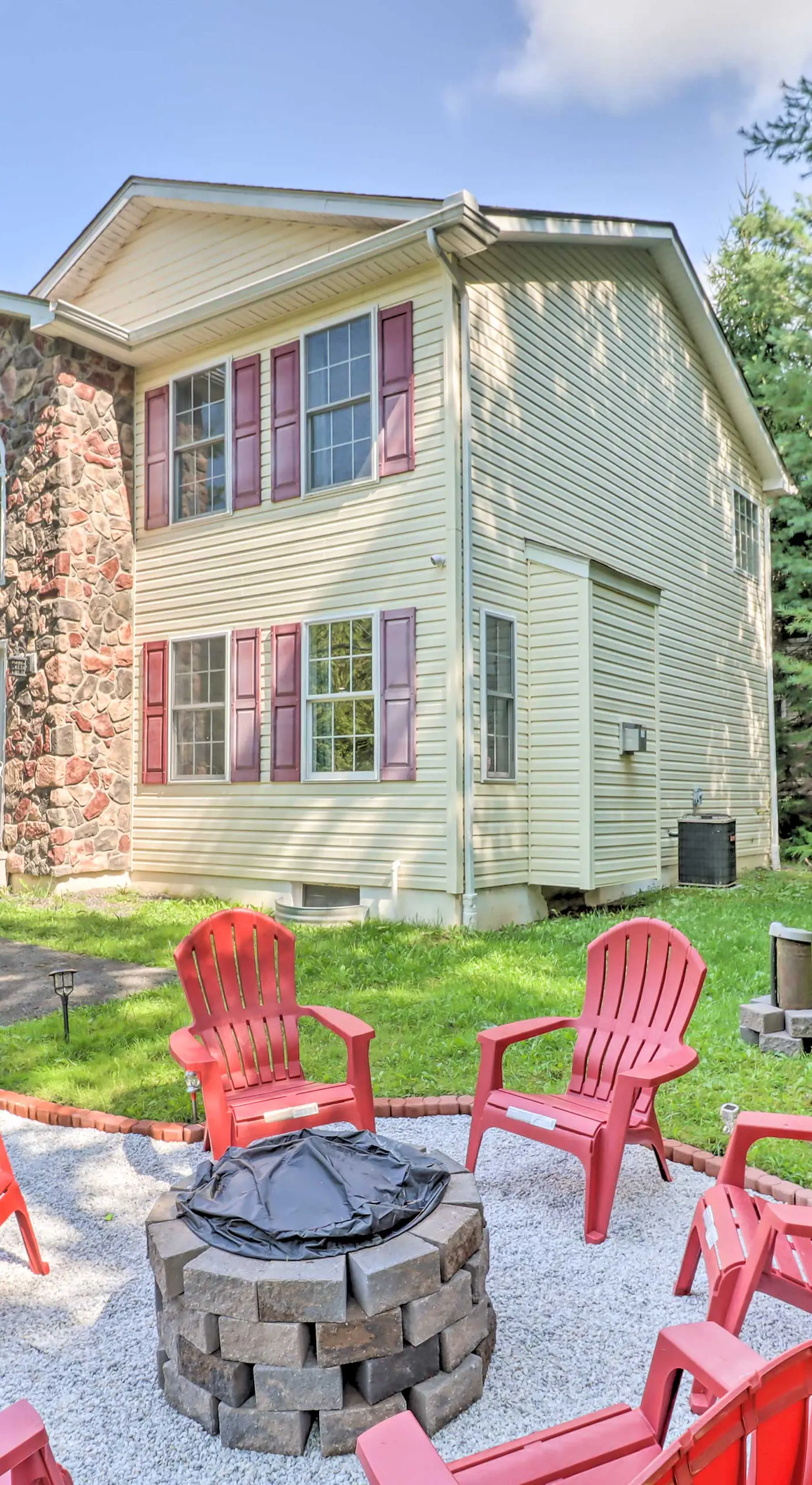 Hot Tub & Deck: Gorgeous Retreat in Pocono Summit!