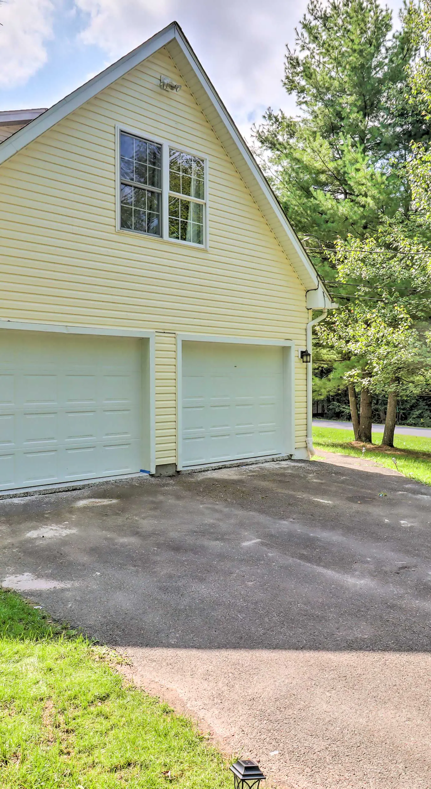 Hot Tub & Deck: Gorgeous Retreat in Pocono Summit!