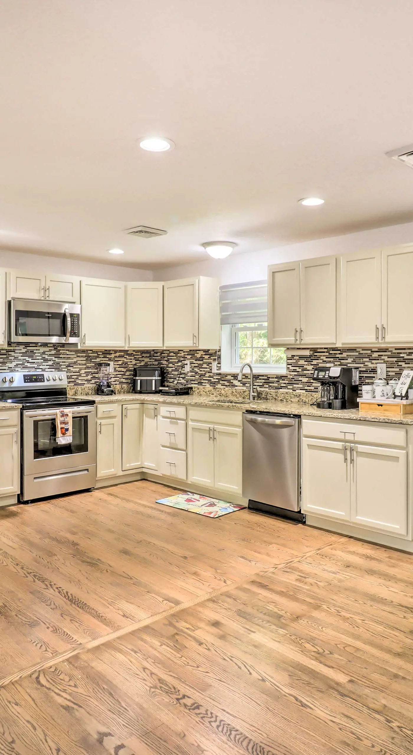 Hot Tub & Deck: Gorgeous Retreat in Pocono Summit!