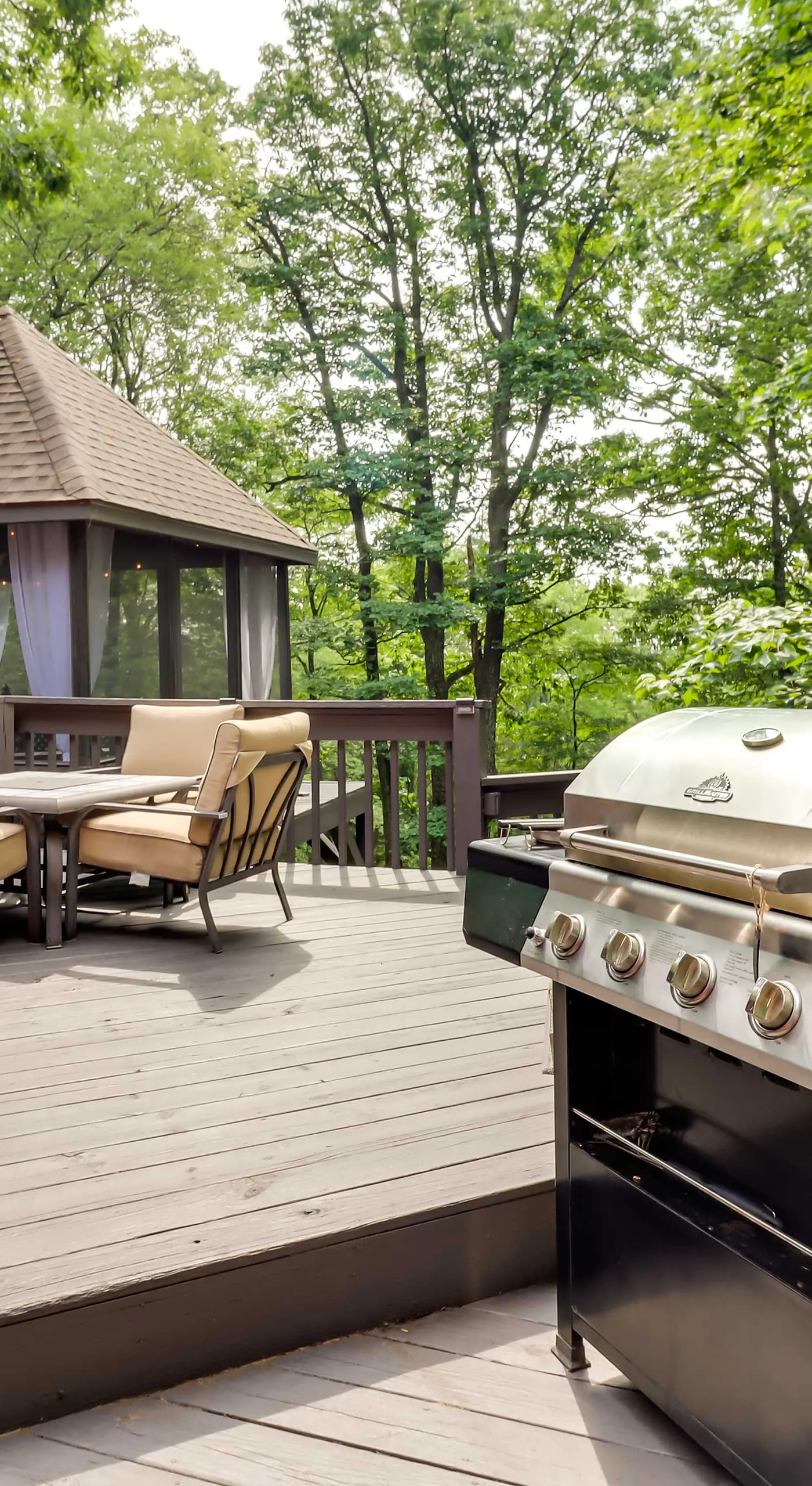 Outdoor Theater, Deck & Fire Pit: Poconos Retreat